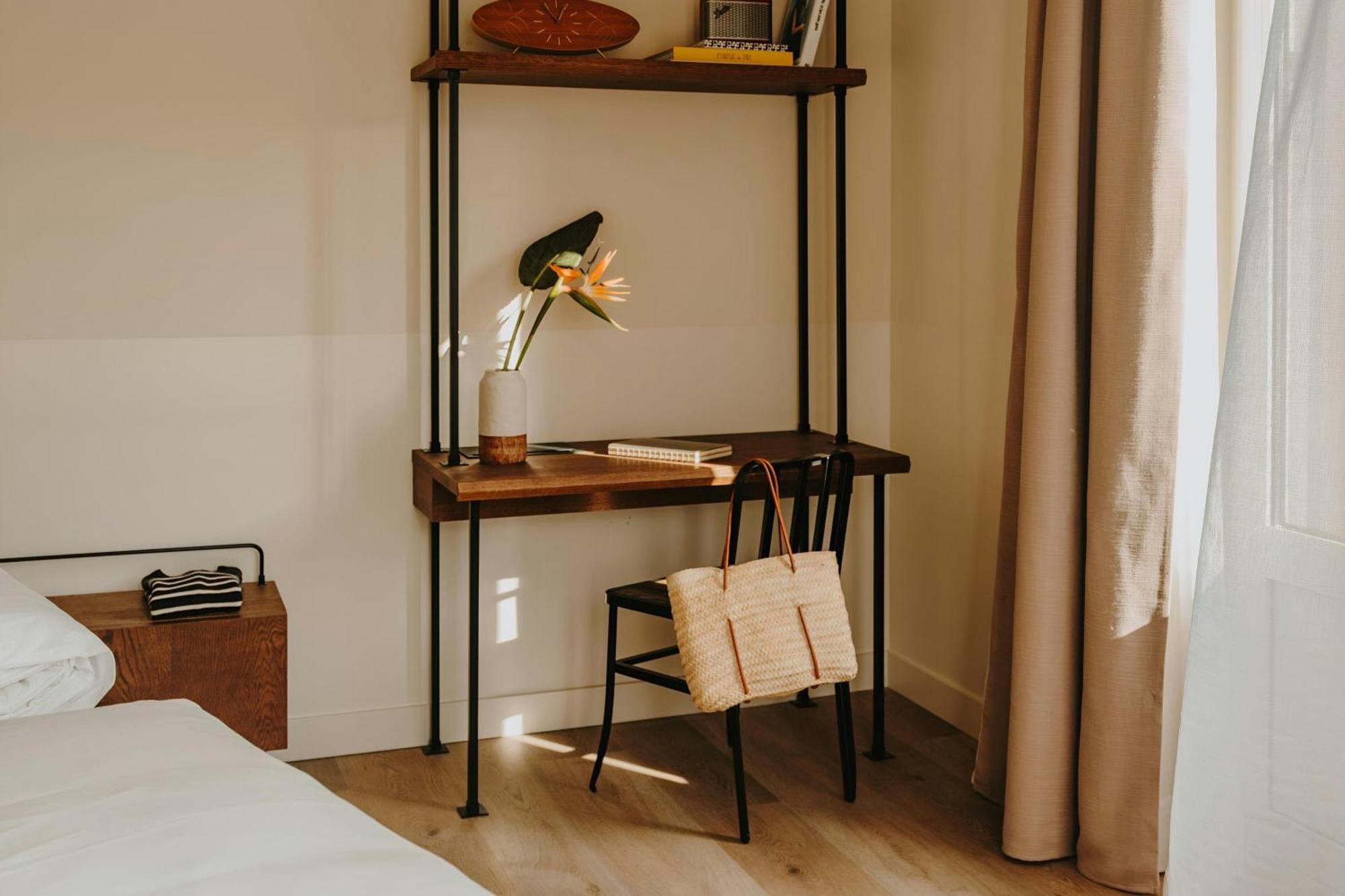 Zimmer mit Kingsize-Bett, Balkon und Straßenblick