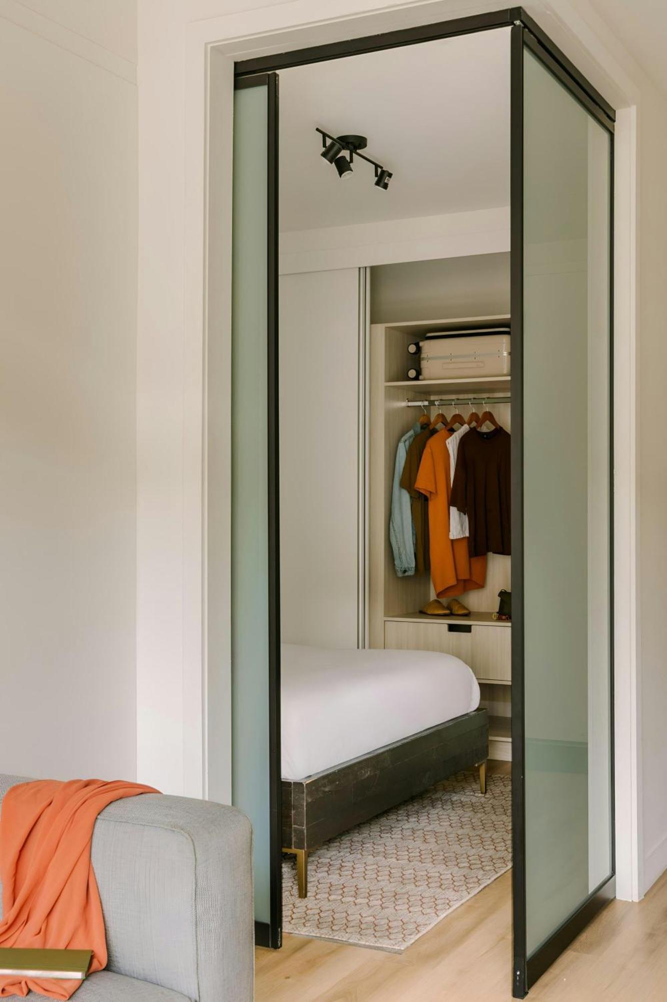 One-Bedroom Apartment Balcony City View