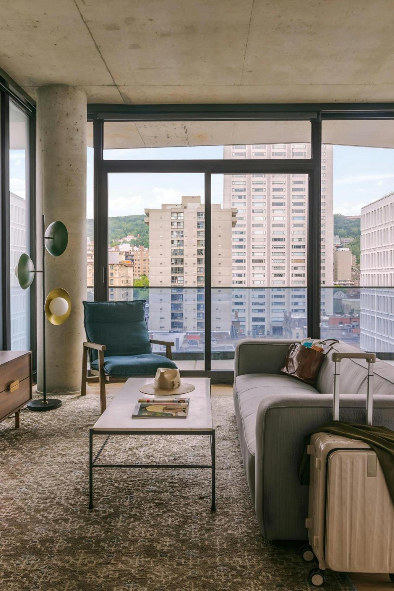 One-Bedroom Apartment Balcony City View