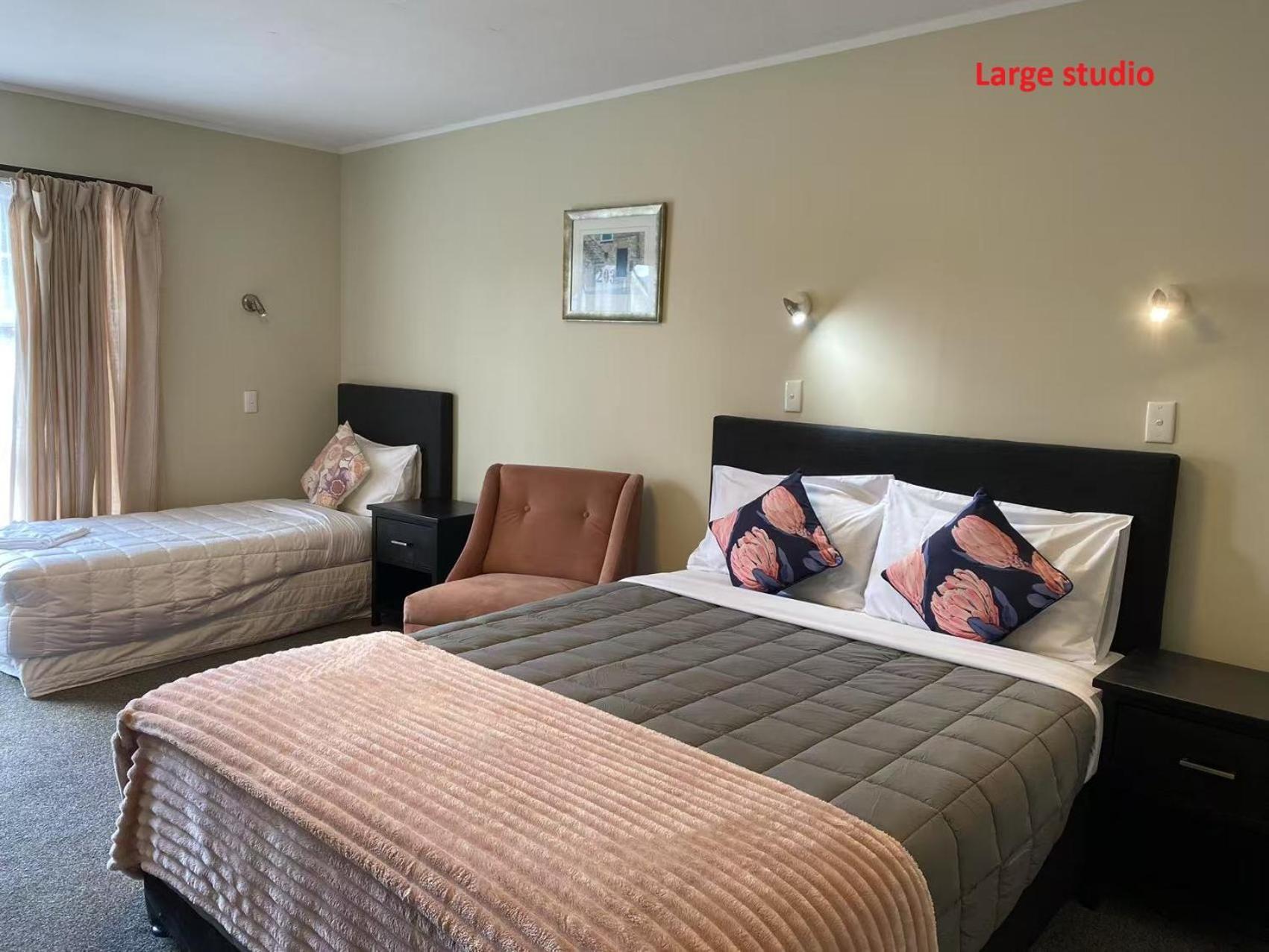 Large Studio with Hot Tub
