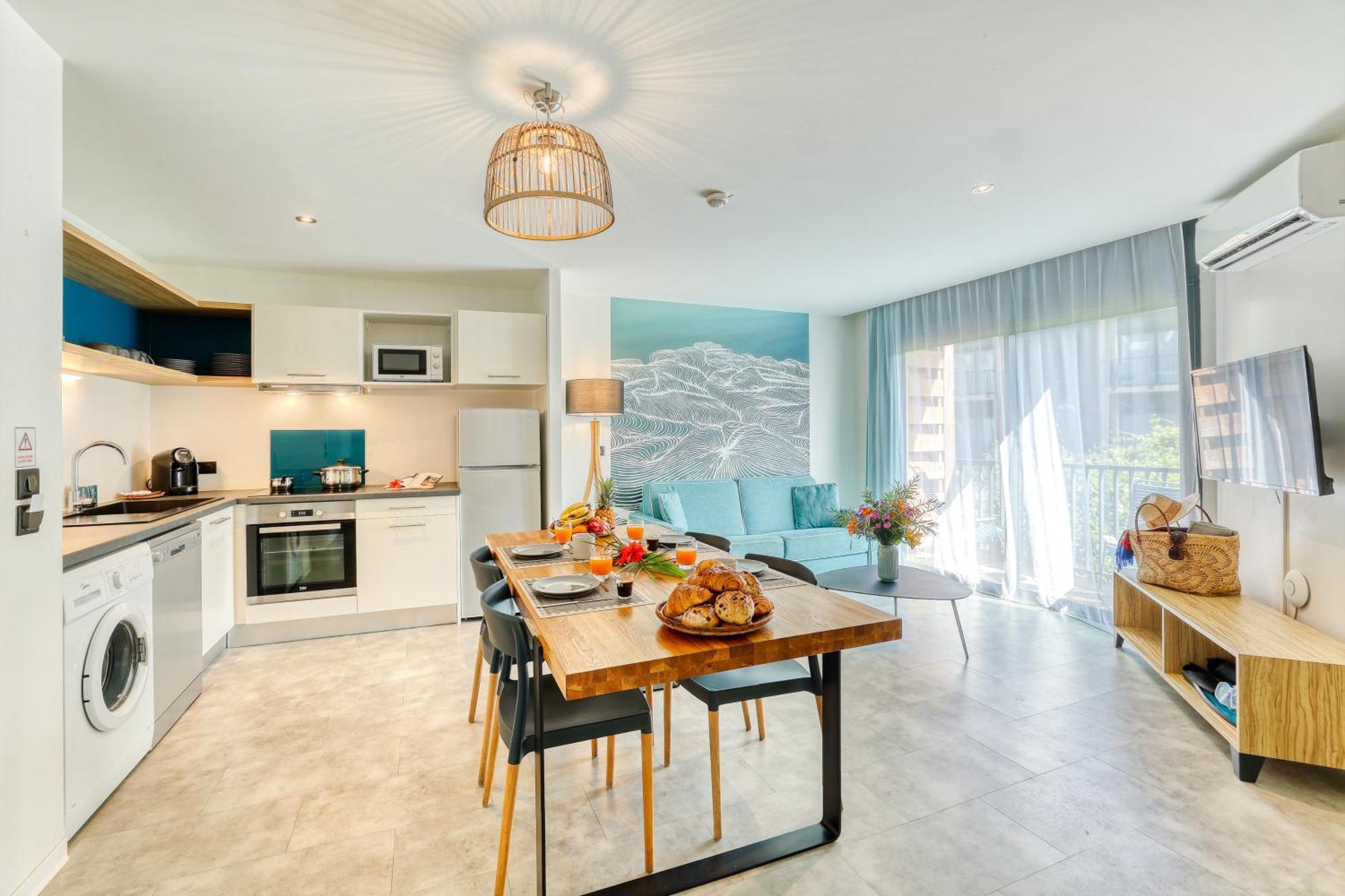 One-Bedroom Apartment Balcony Mountain View