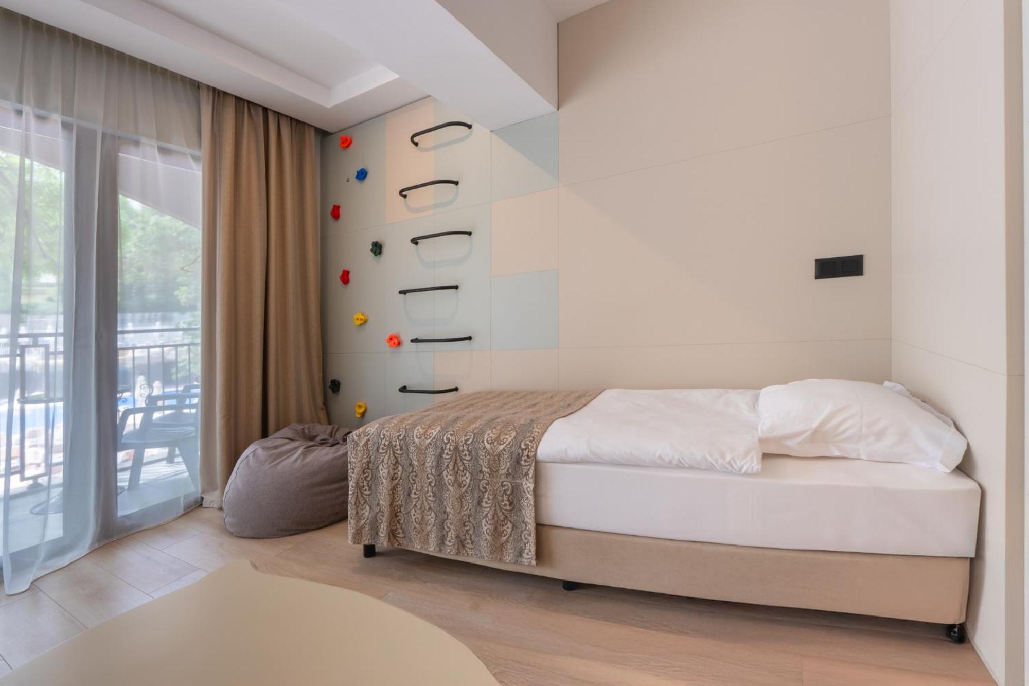 Family Room – Aquapark Beach Access