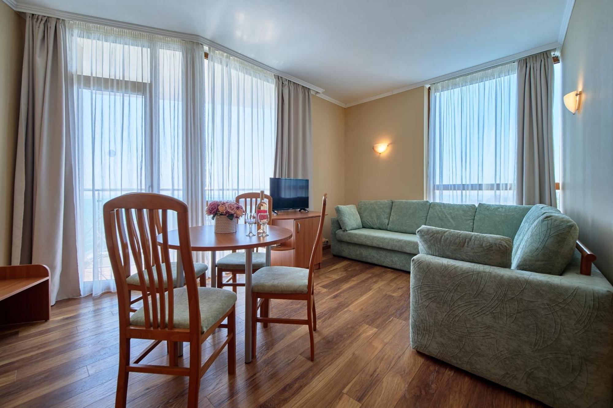 One-Bedroom Apartment Balcony Sea View