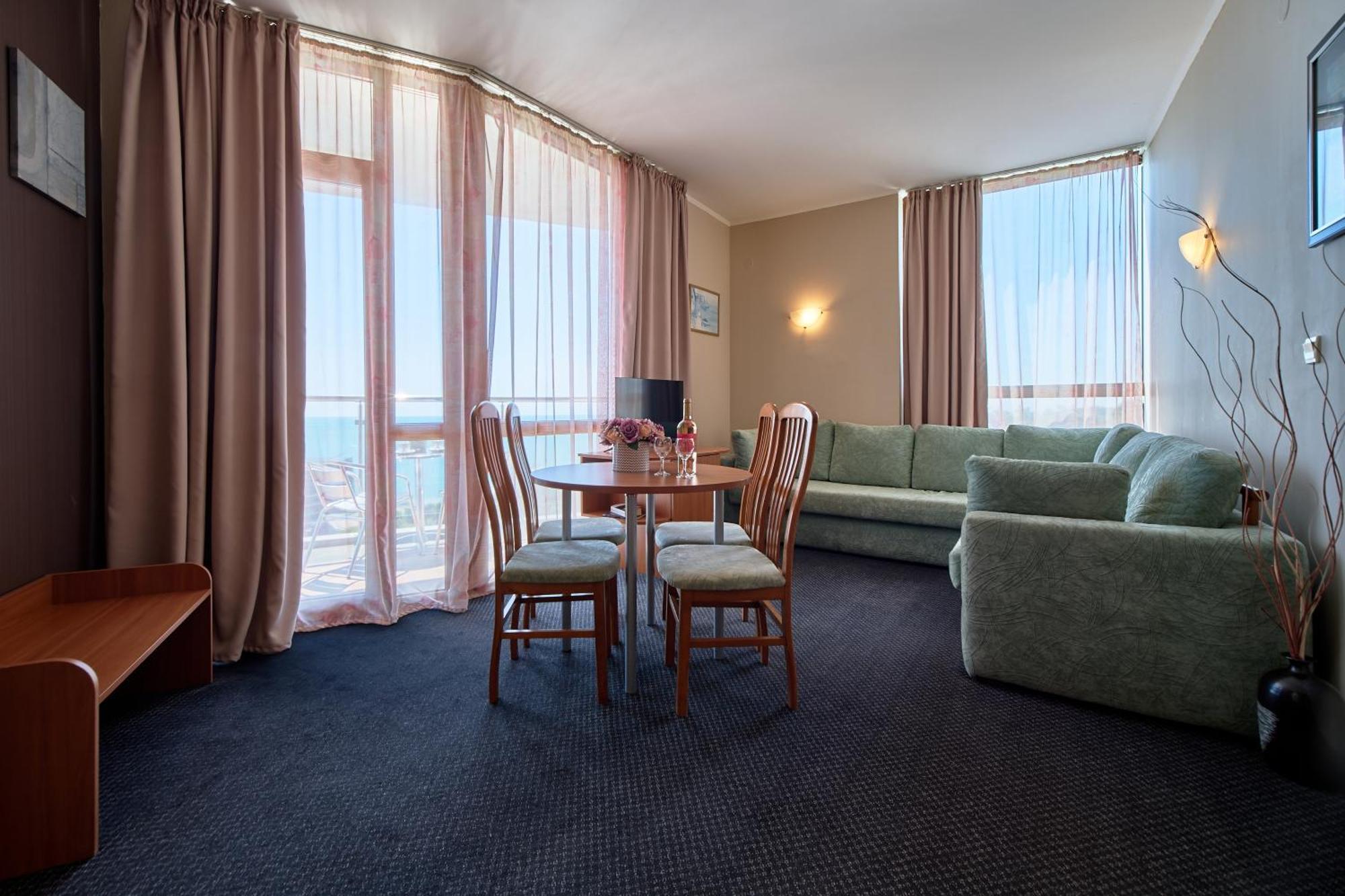 One-Bedroom Apartment Balcony Sea View