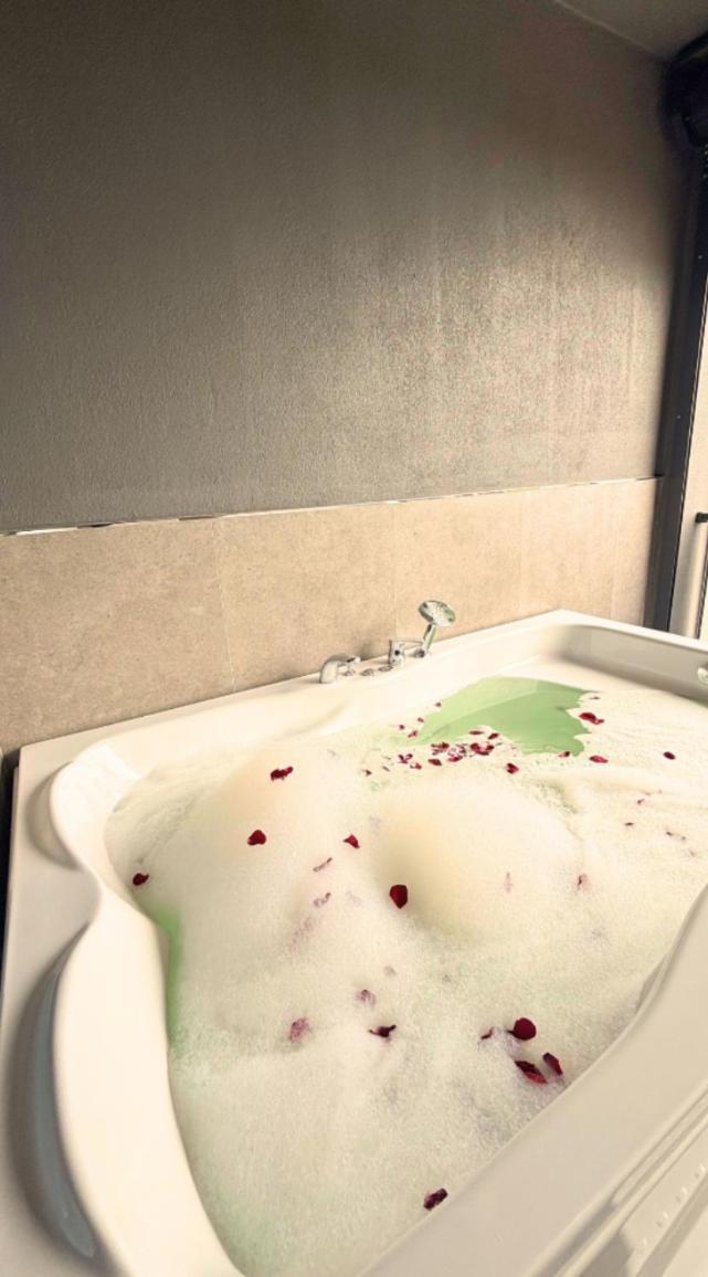 Doppelzimmer mit Whirlpool-Badewanne