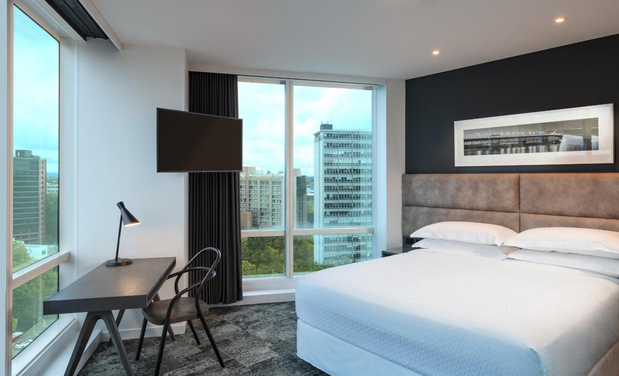 Corner Room King Bed City View
