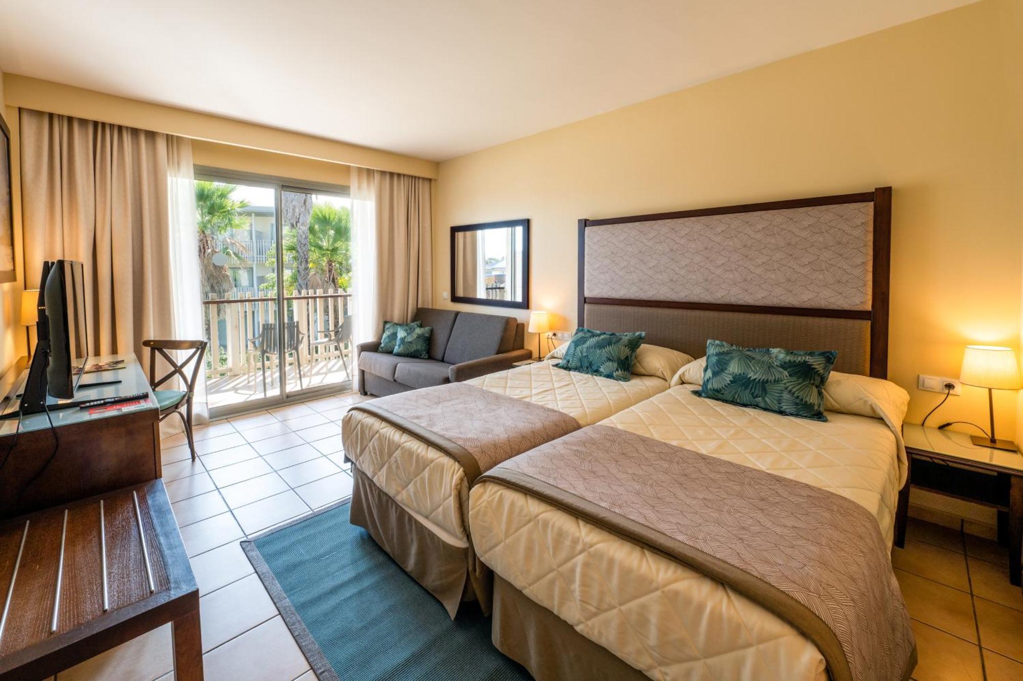 Standard Room with Access to PortAventura Park (2 Adults + 2 Children) + 1 access to Ferrari Land,195302578:JPEG