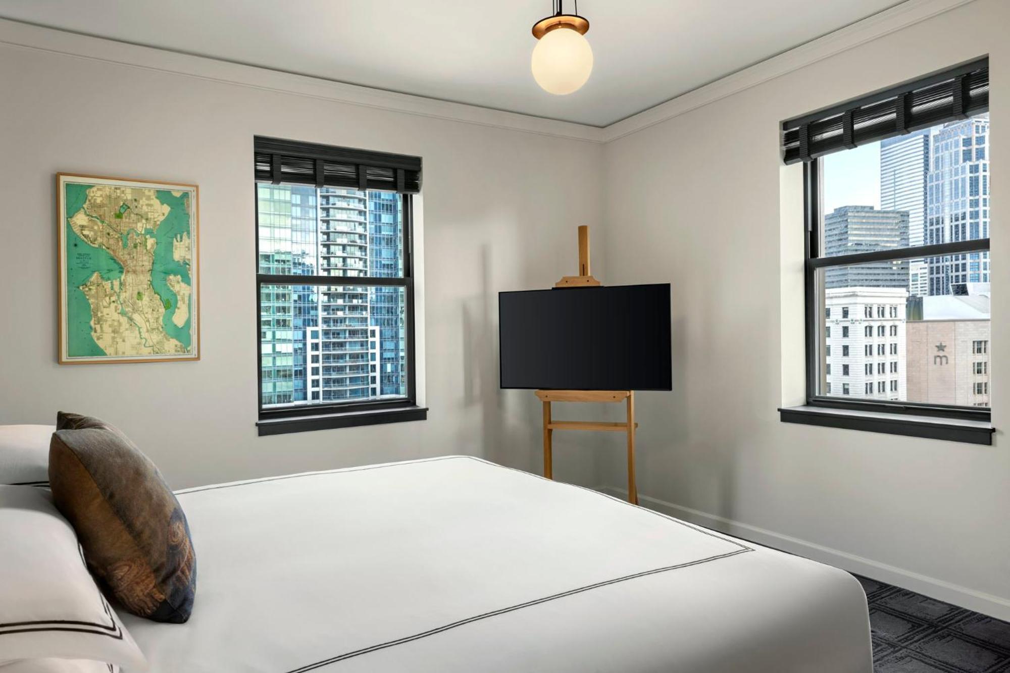 Premium King Room City View Mobility Accessible Tub