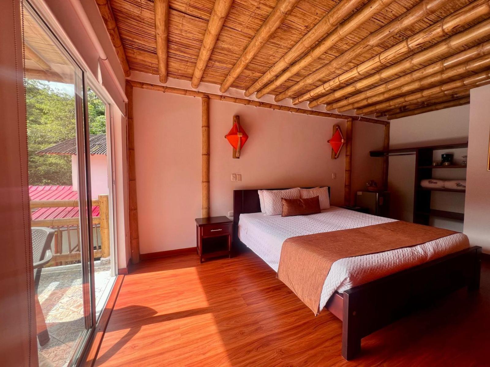 Habitación con cama extragrande y bañera de hidromasaje