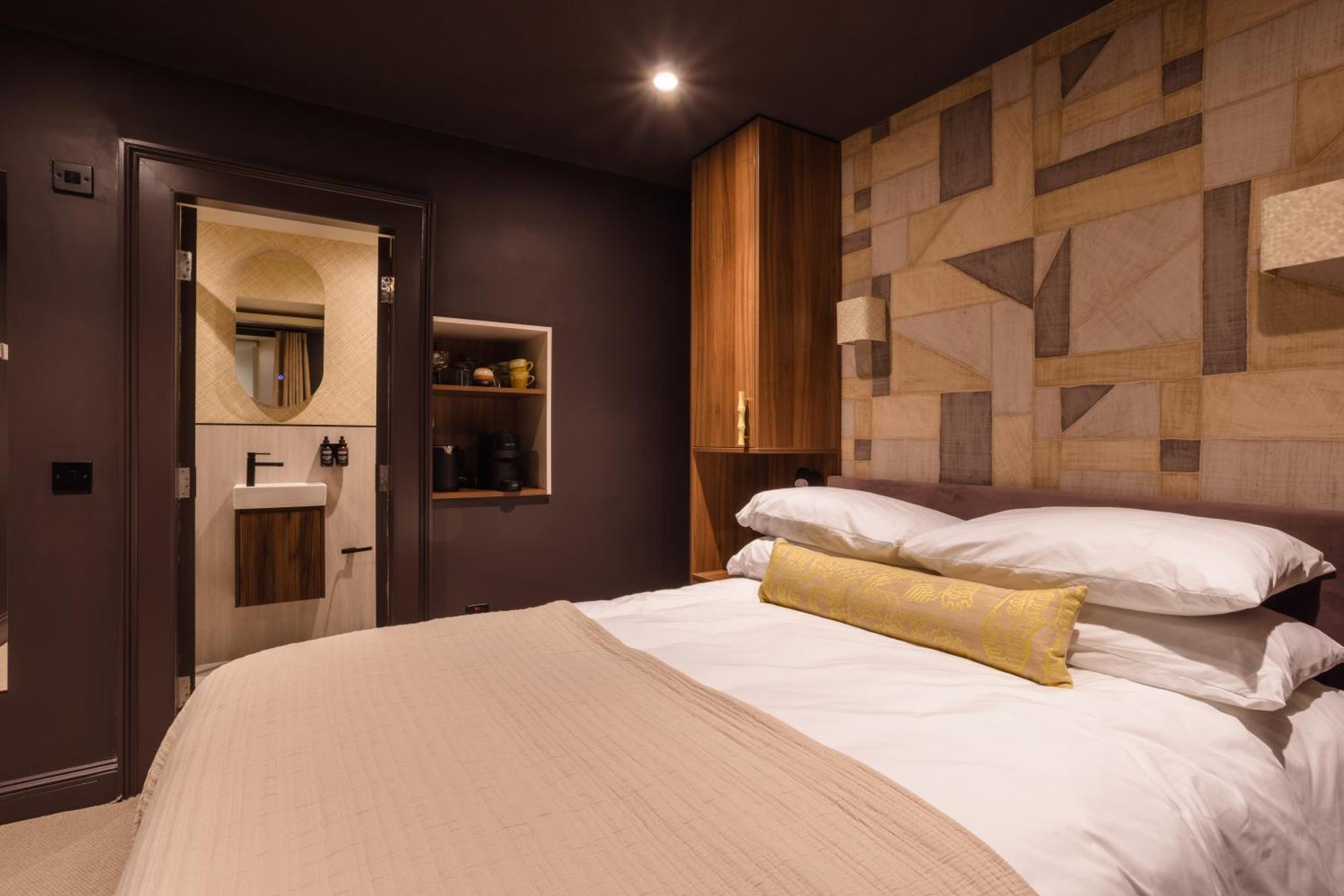 Standard Double Room- Duncan Basement Room
