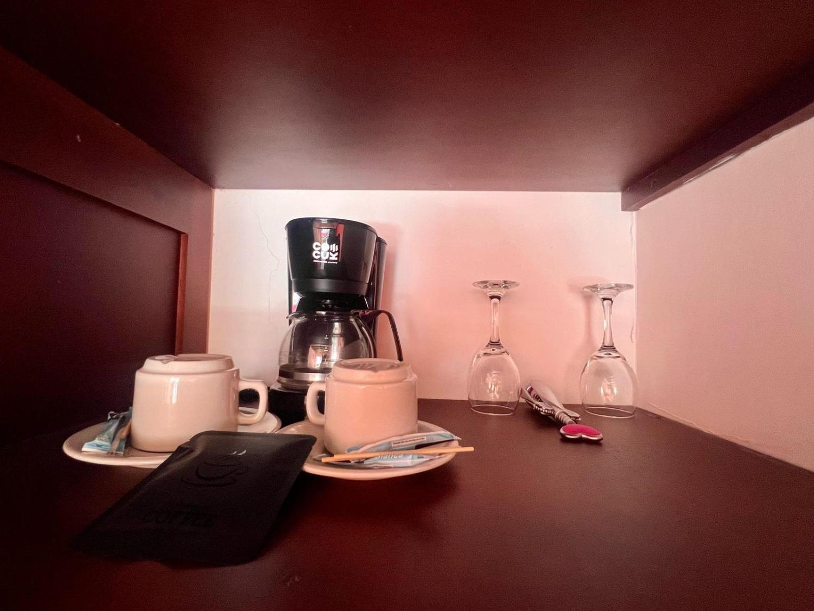Habitación con cama extragrande y bañera de hidromasaje
