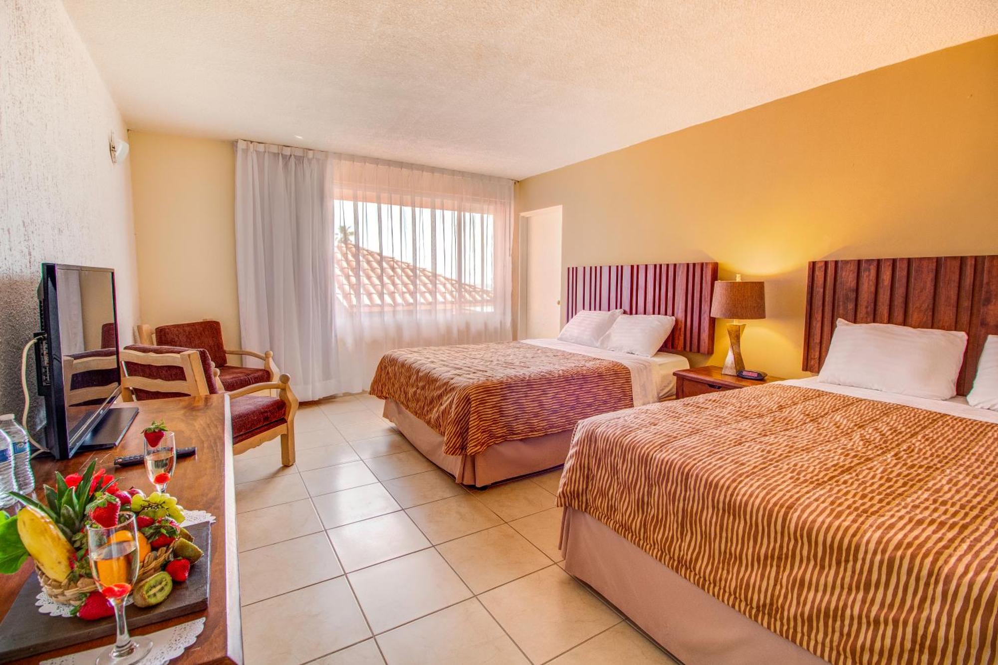 Apartamento familiar de dos habitaciones conectadas, con vistas a la piscina y aire acondicionado.