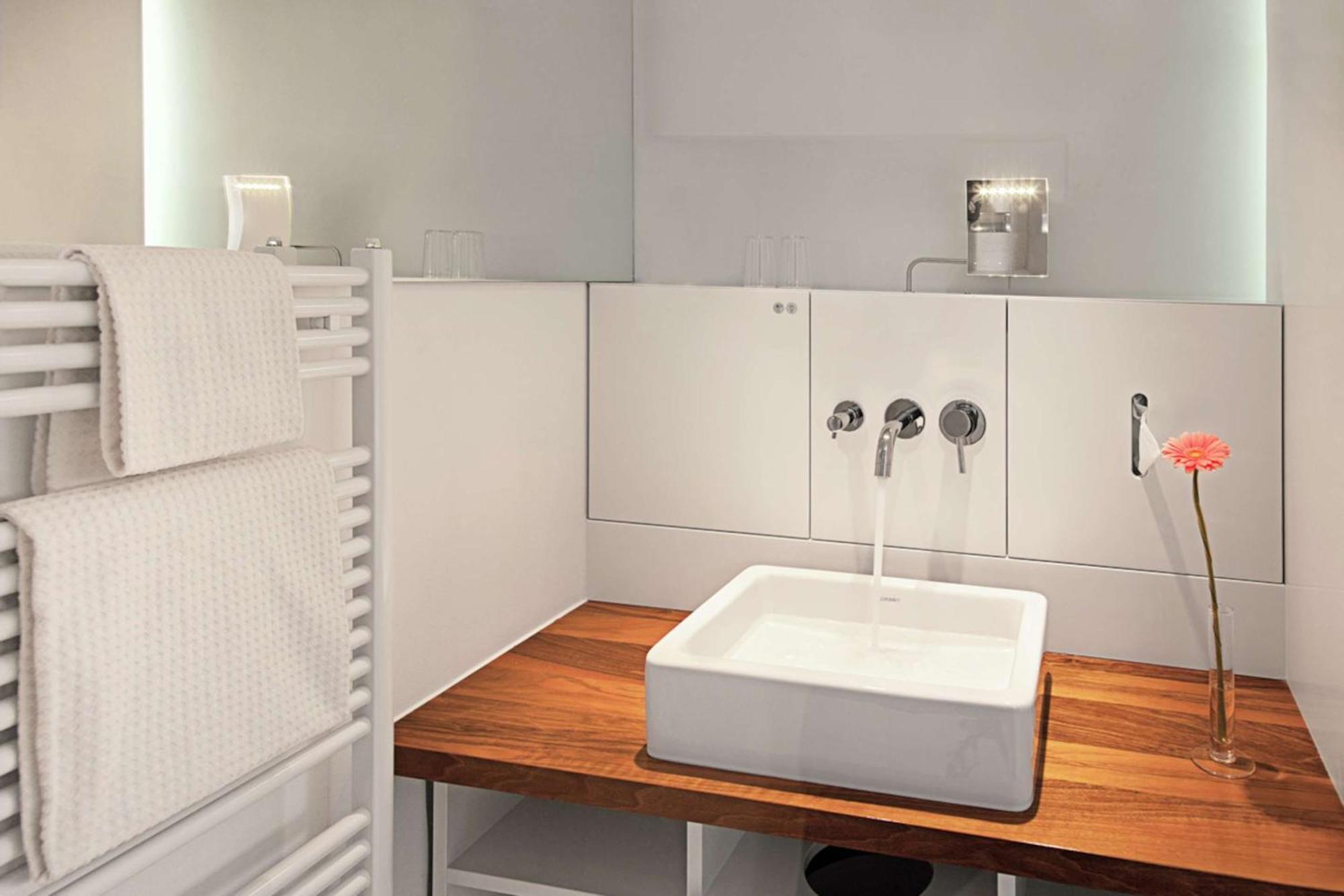 Superior Larger King Room with Courtyard and Shower