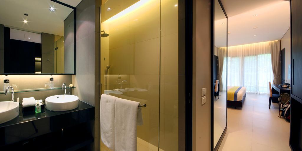 Superior Room - Pool Wing - King Bed