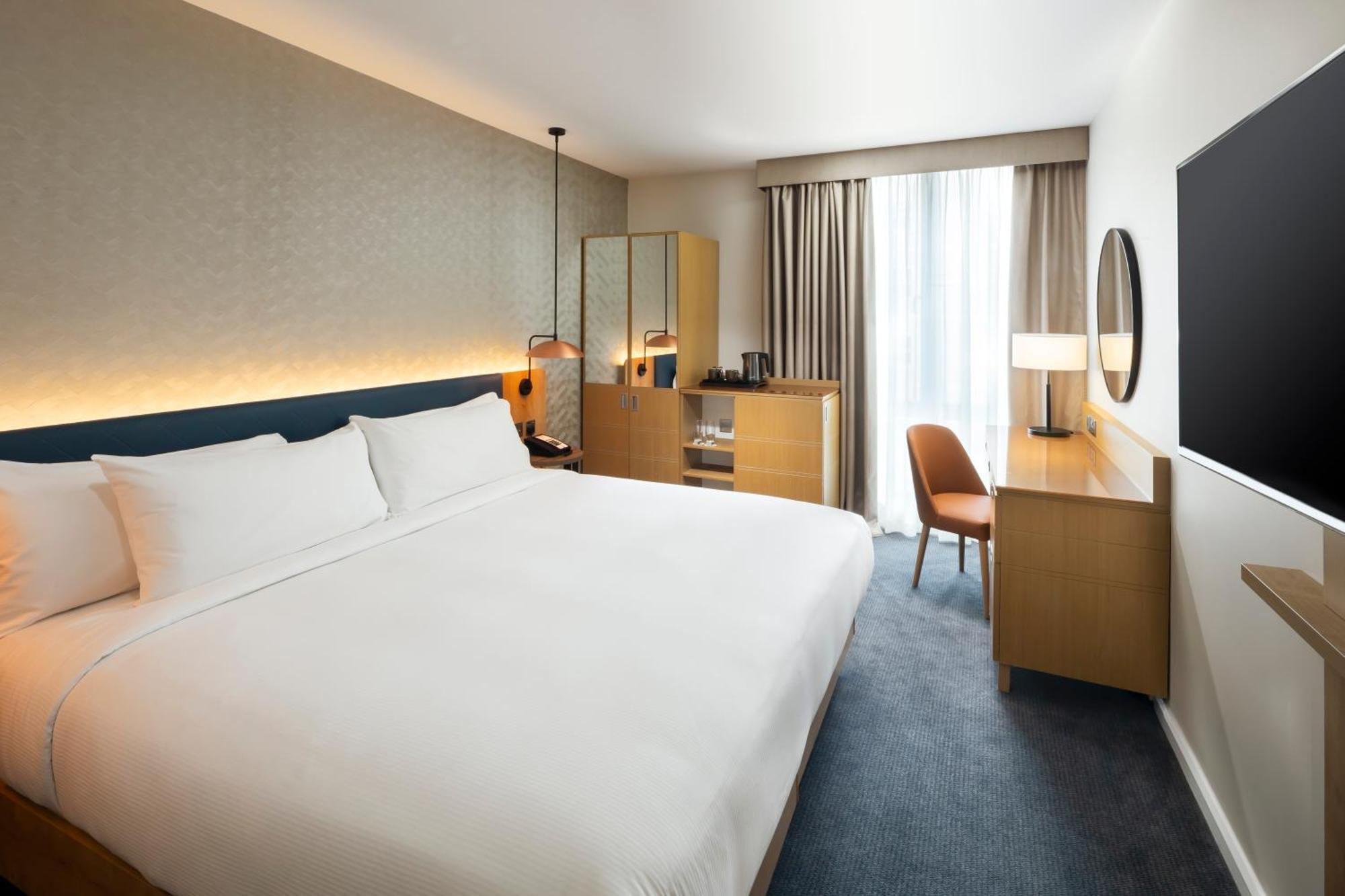 Queen Room with River View - Mobility Access