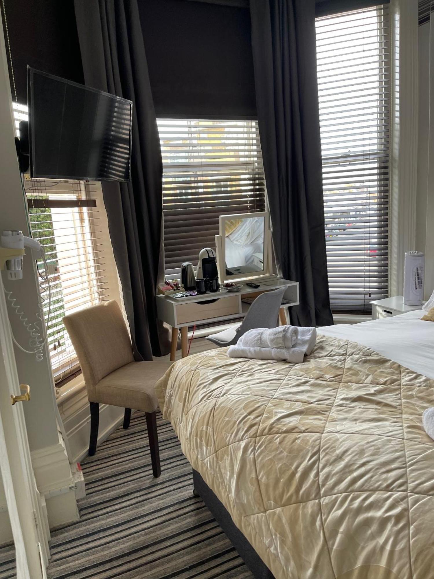 Double or Twin Room Private Bathroom