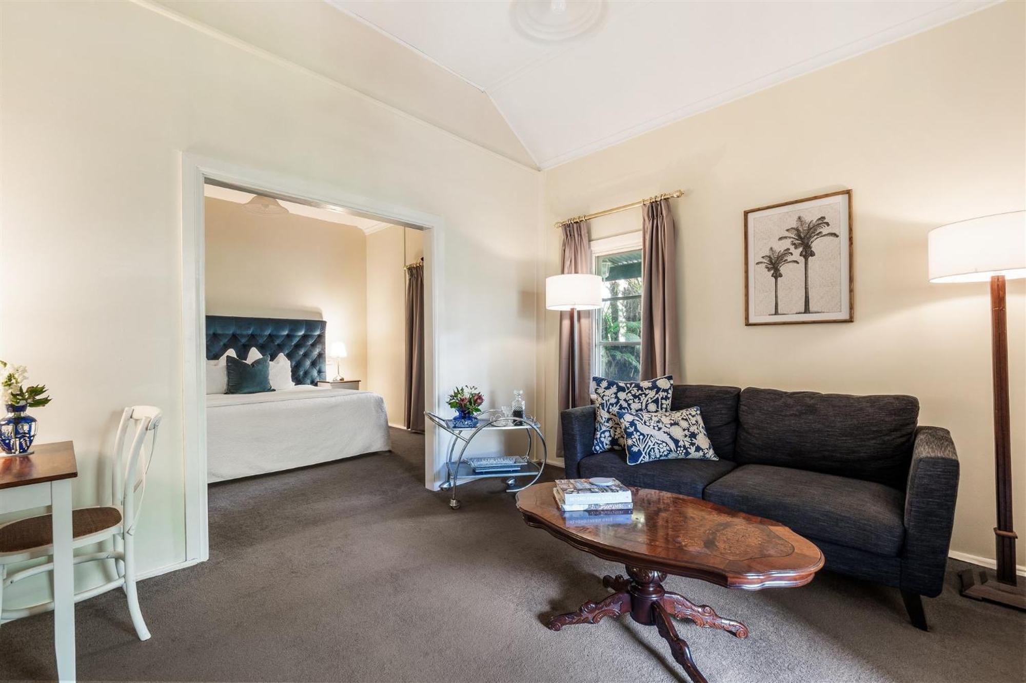 Courtyard Queen Room