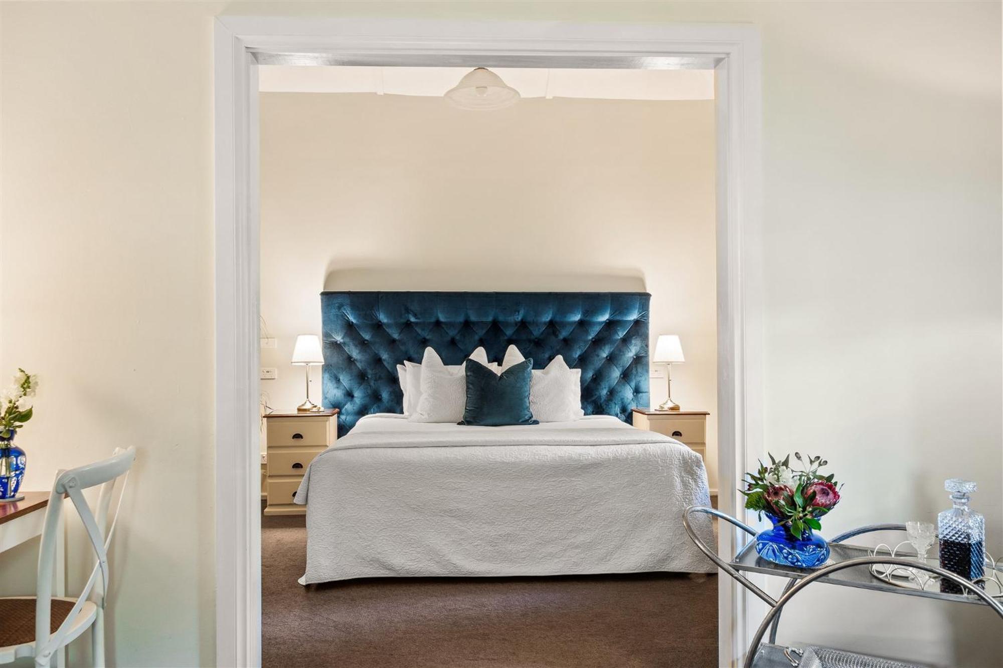 Courtyard Queen Room