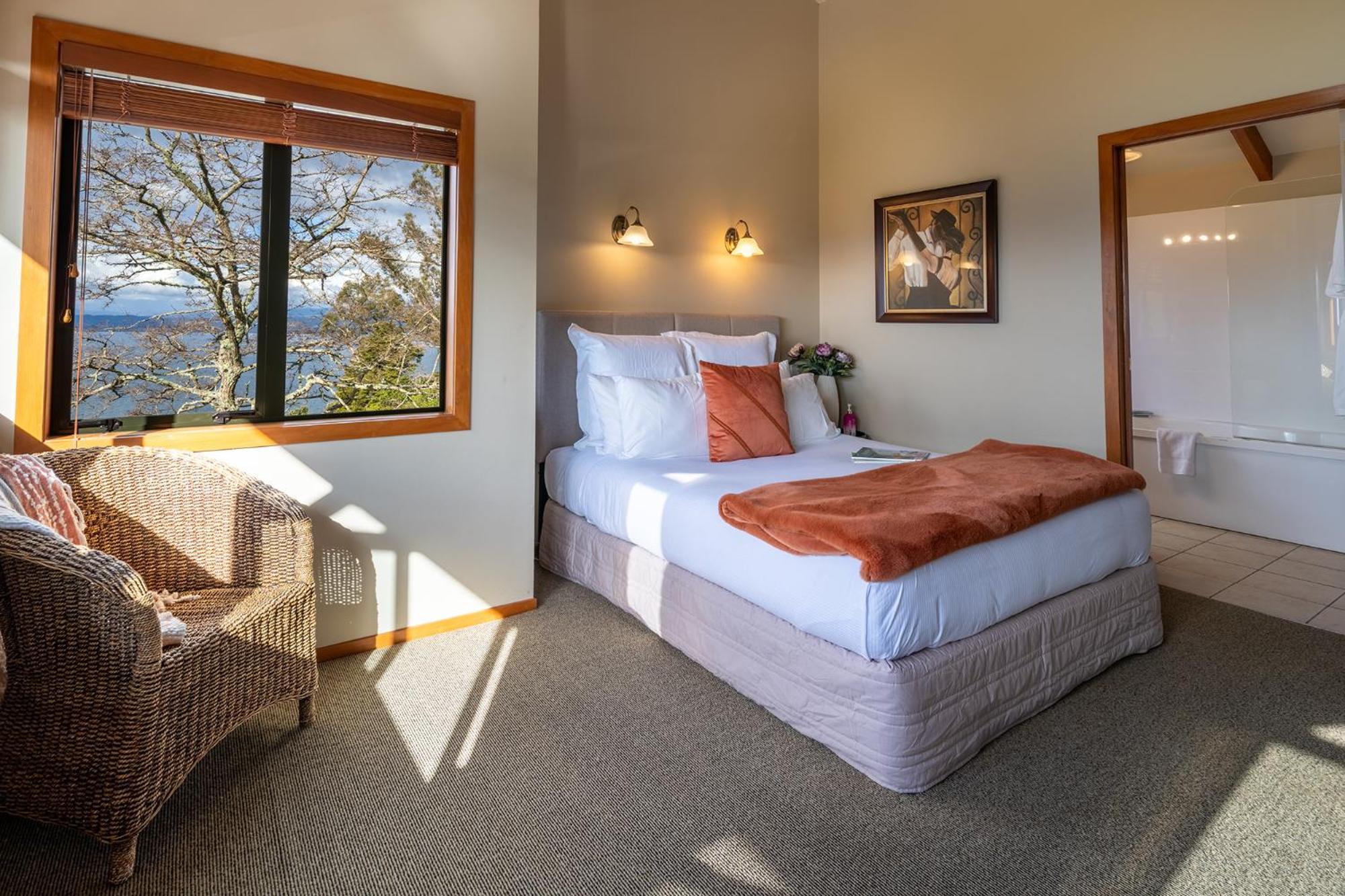 Luxury Two-Bedroom Apartment Spa Bath