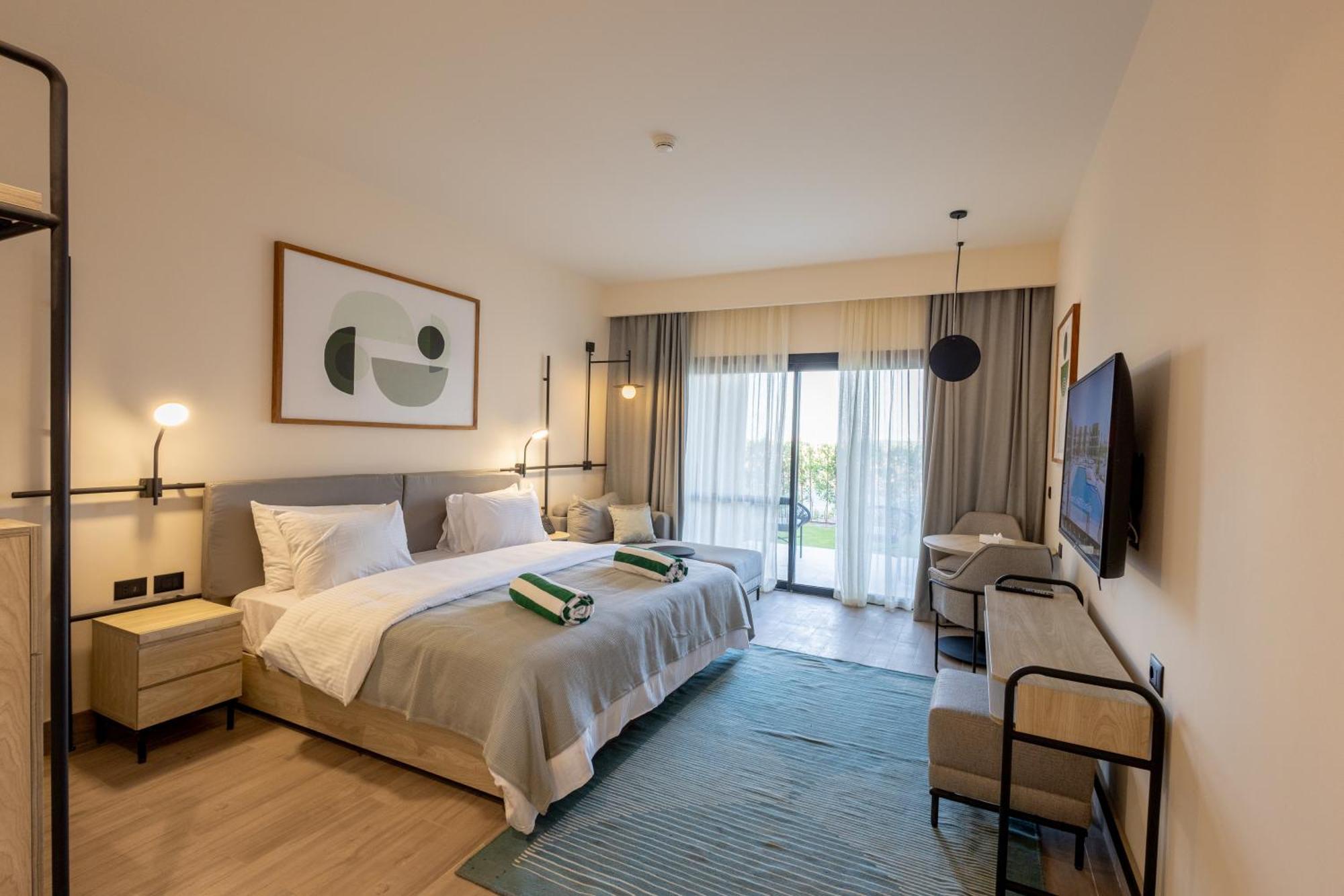 Doppel-/Zweibettzimmer mit Poolblick