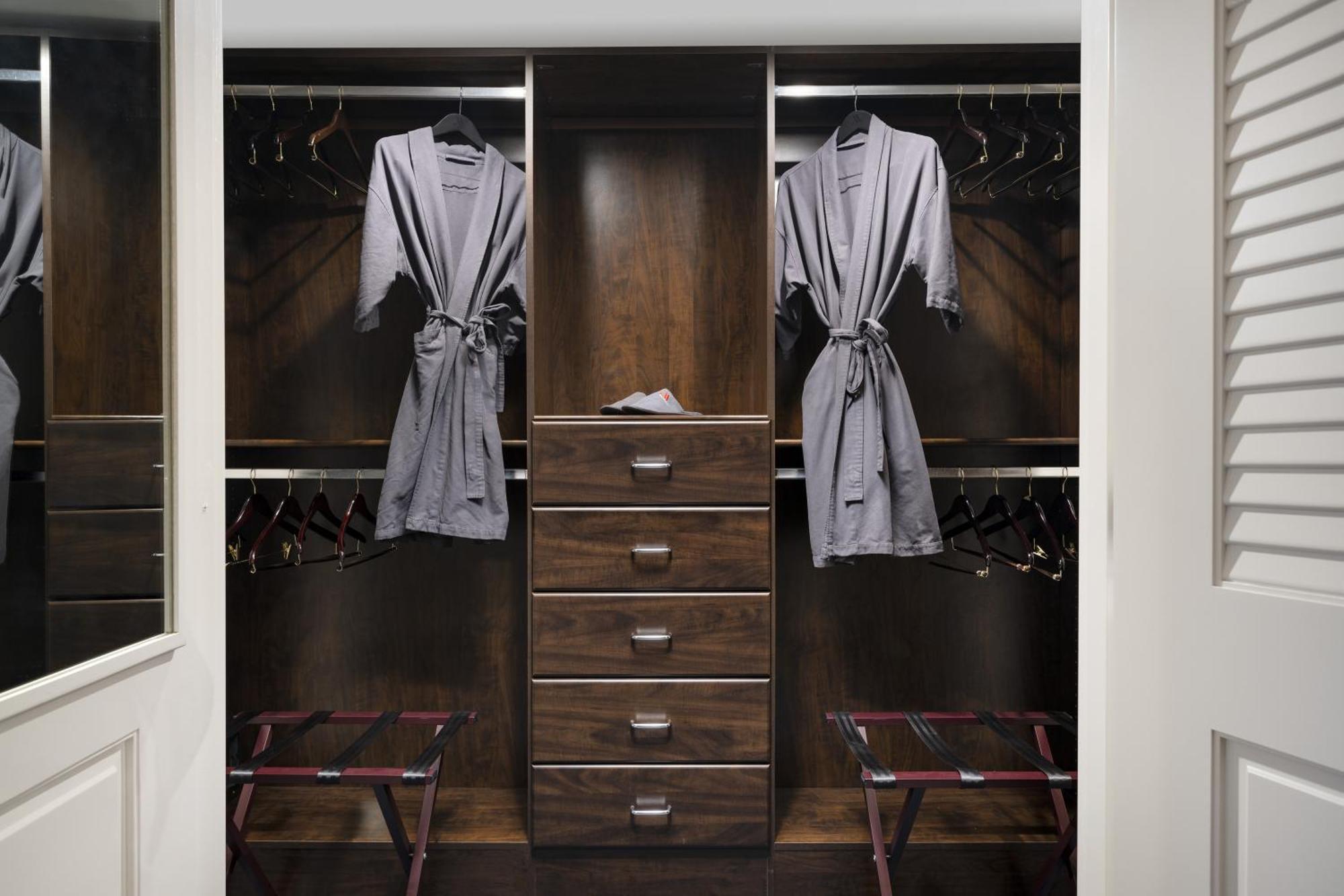 Suite de dos niveles con 1 dormitorio con cama extragrande