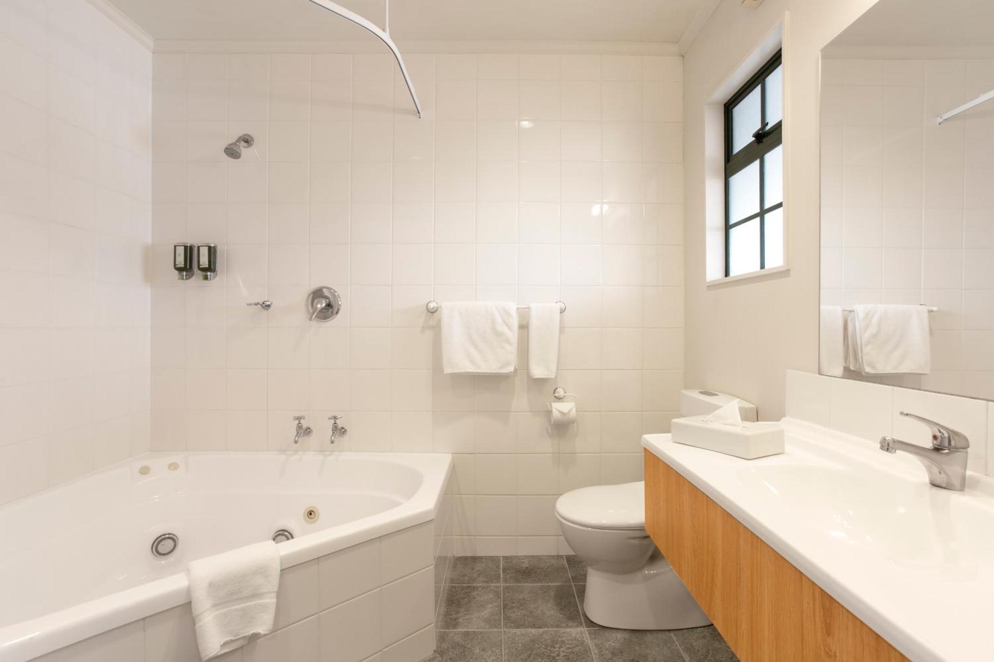 Deluxe King Studio Spa Bath
