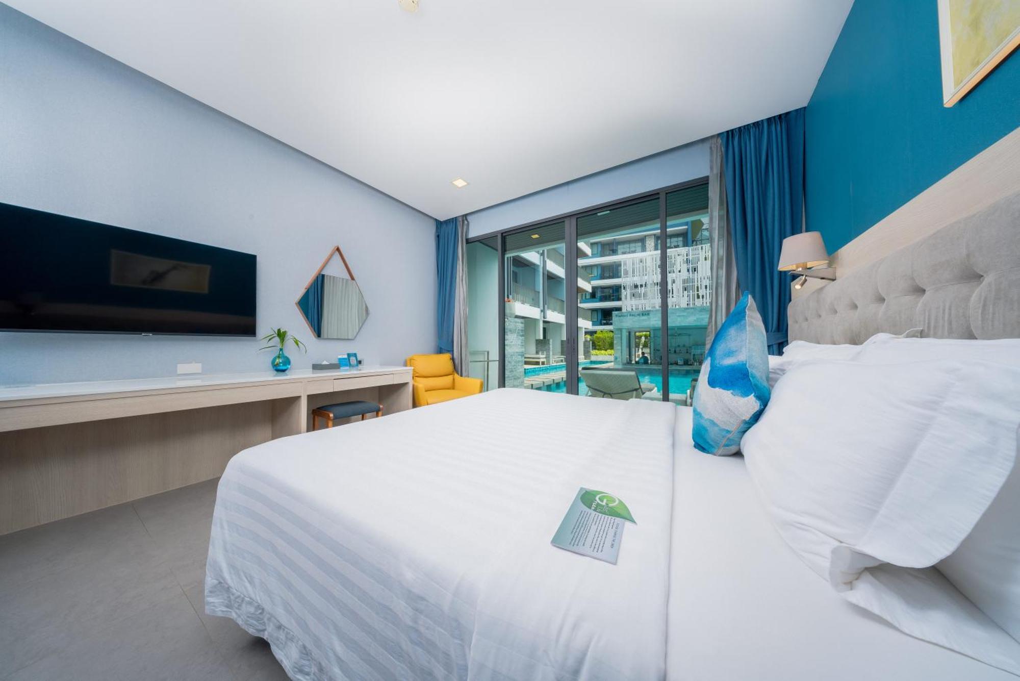 Deluxe Double Room with Pool Access