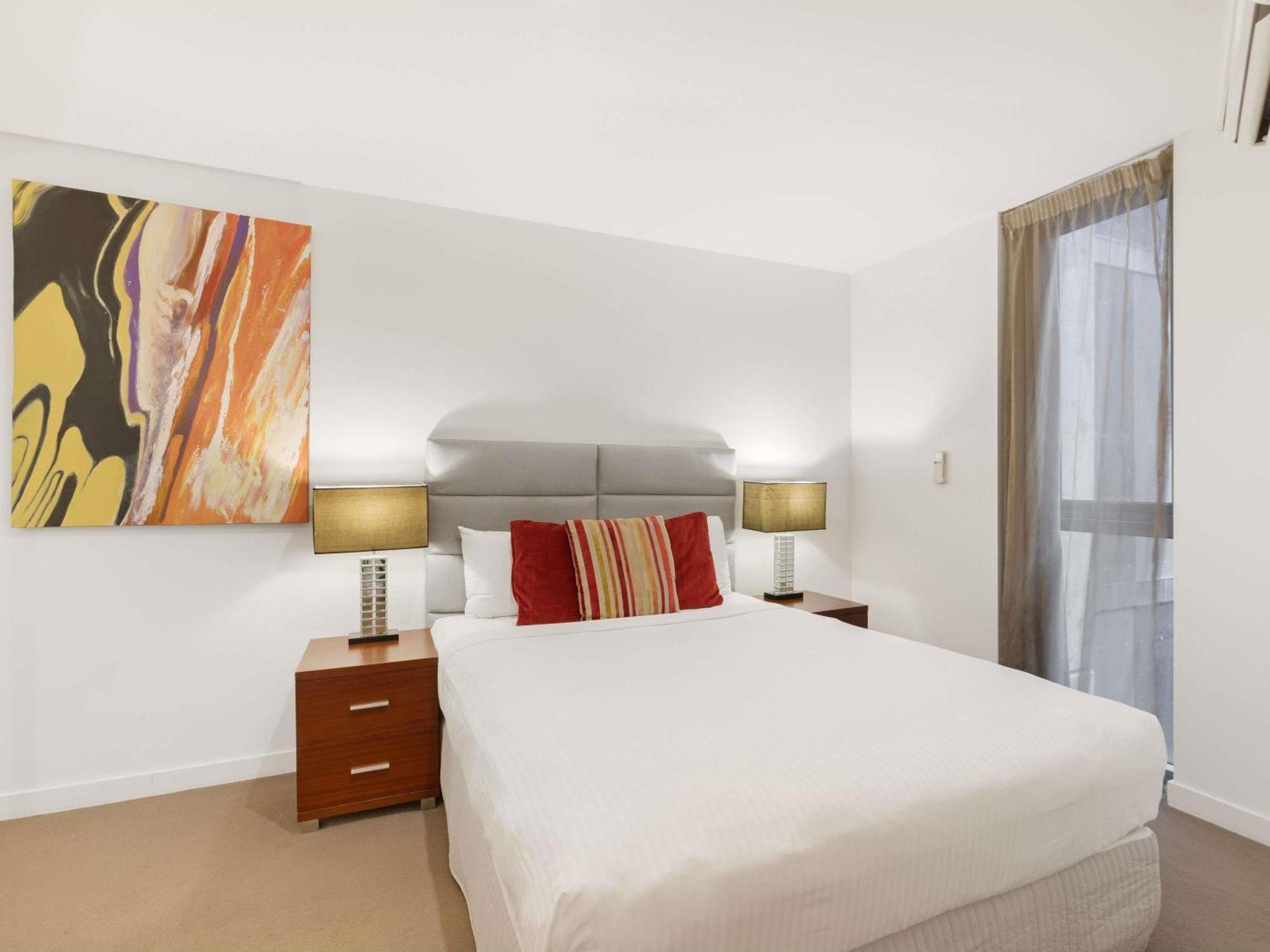 Two-Bedroom Apartment with One Queen Bed and One Double Bed