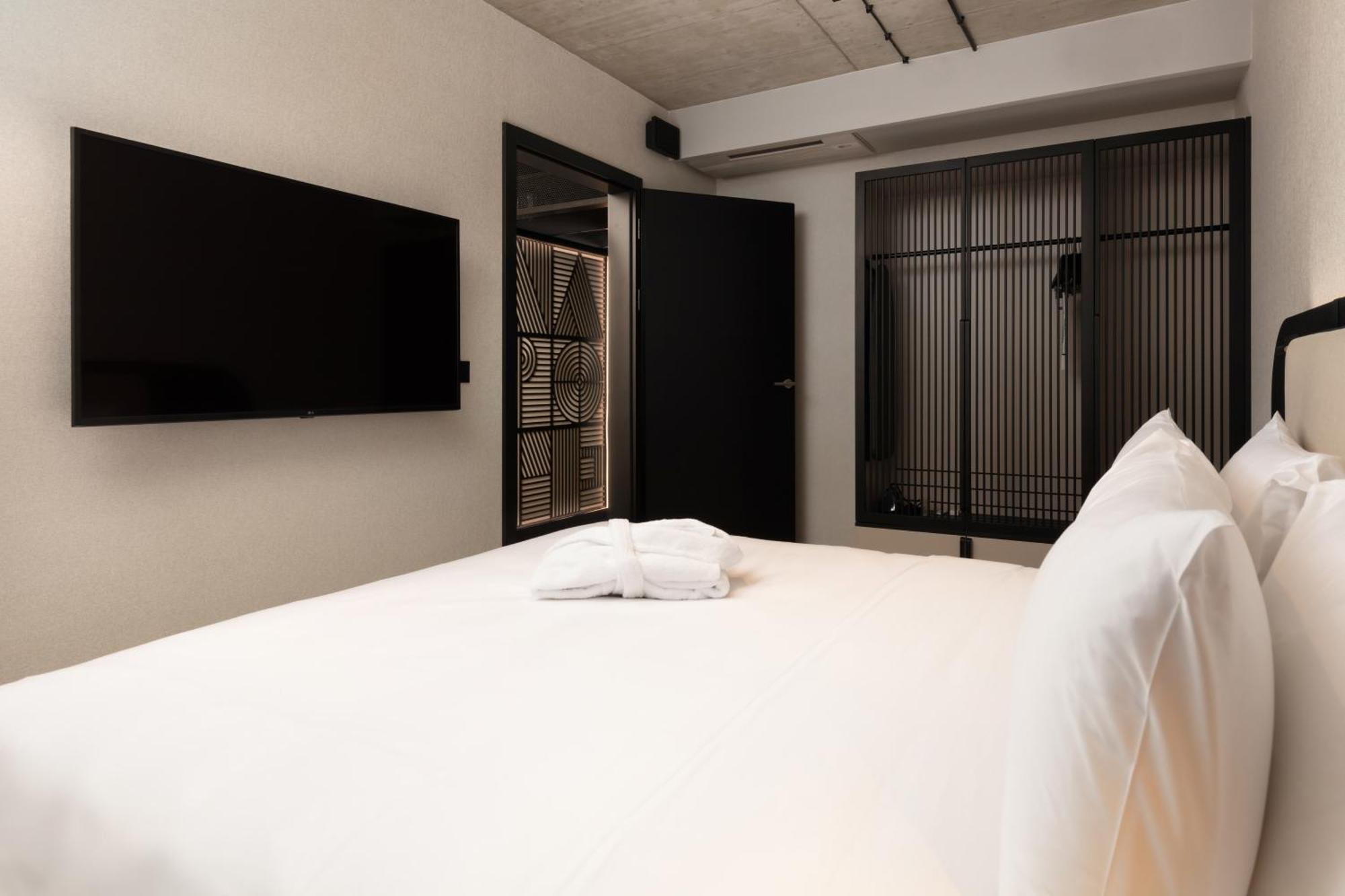 Suite con cama extragrande y sofá cama