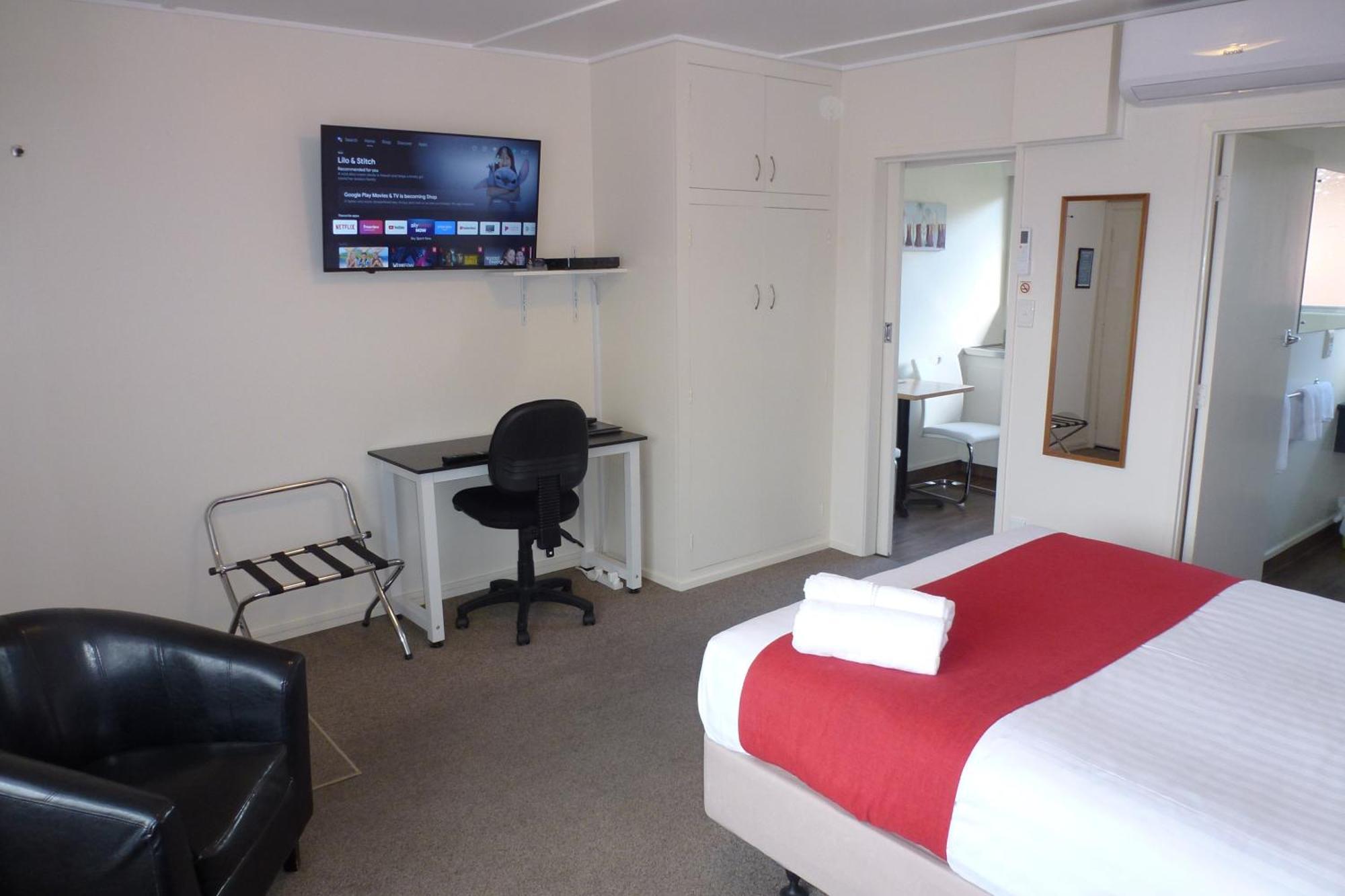Executive Queen Studio