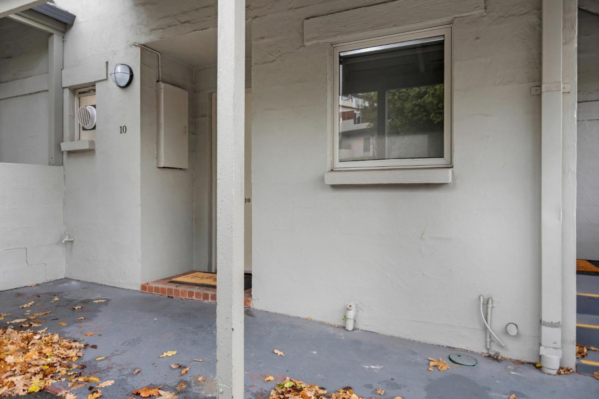 Two-Bedroom Apartment with shared Courtyard includes Free Parking and Wifi
