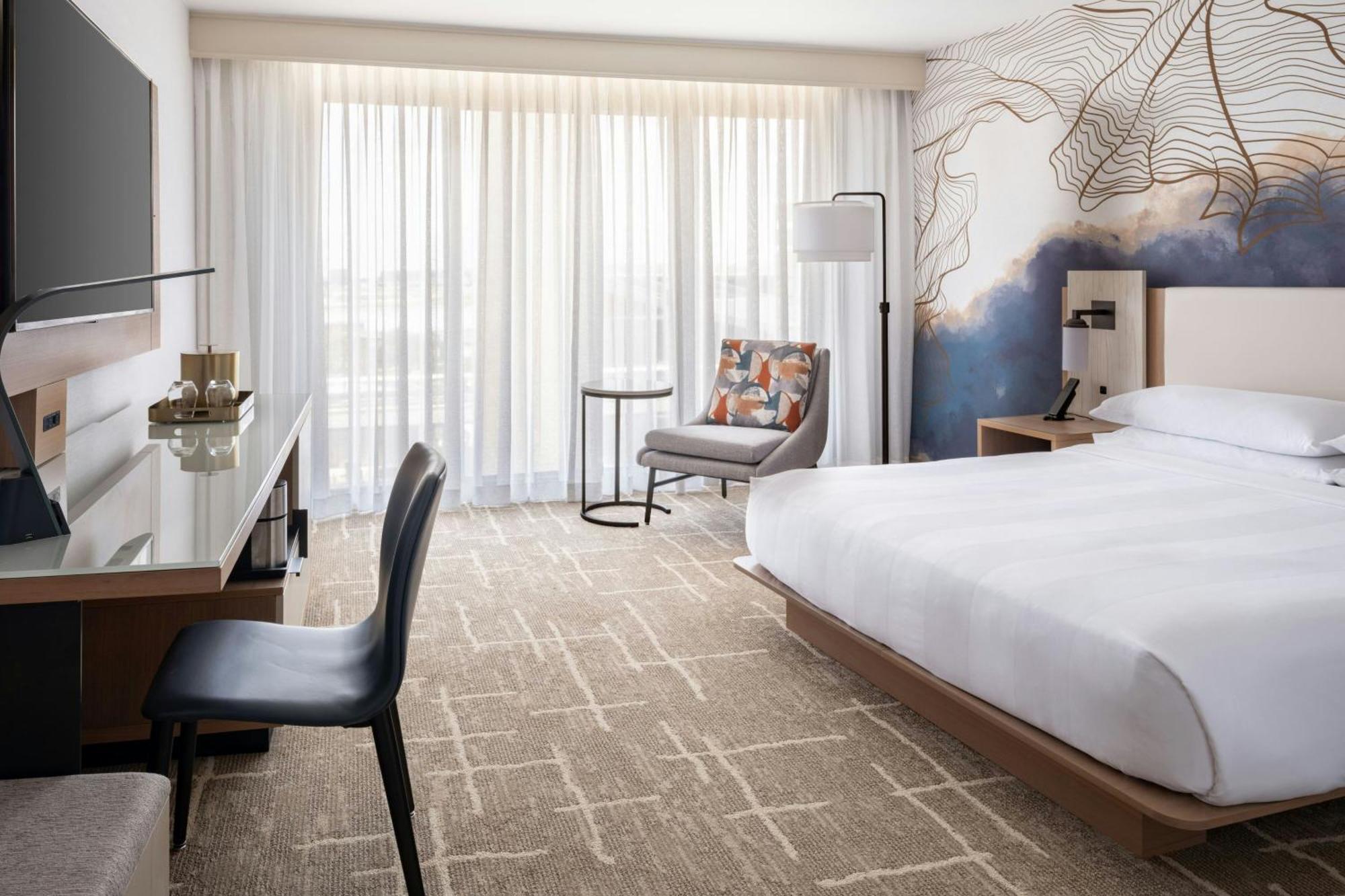 Guest Room - 1 King Bed with Adapted Tub - Mobility and Hearing Accessible- Newly Renovated!