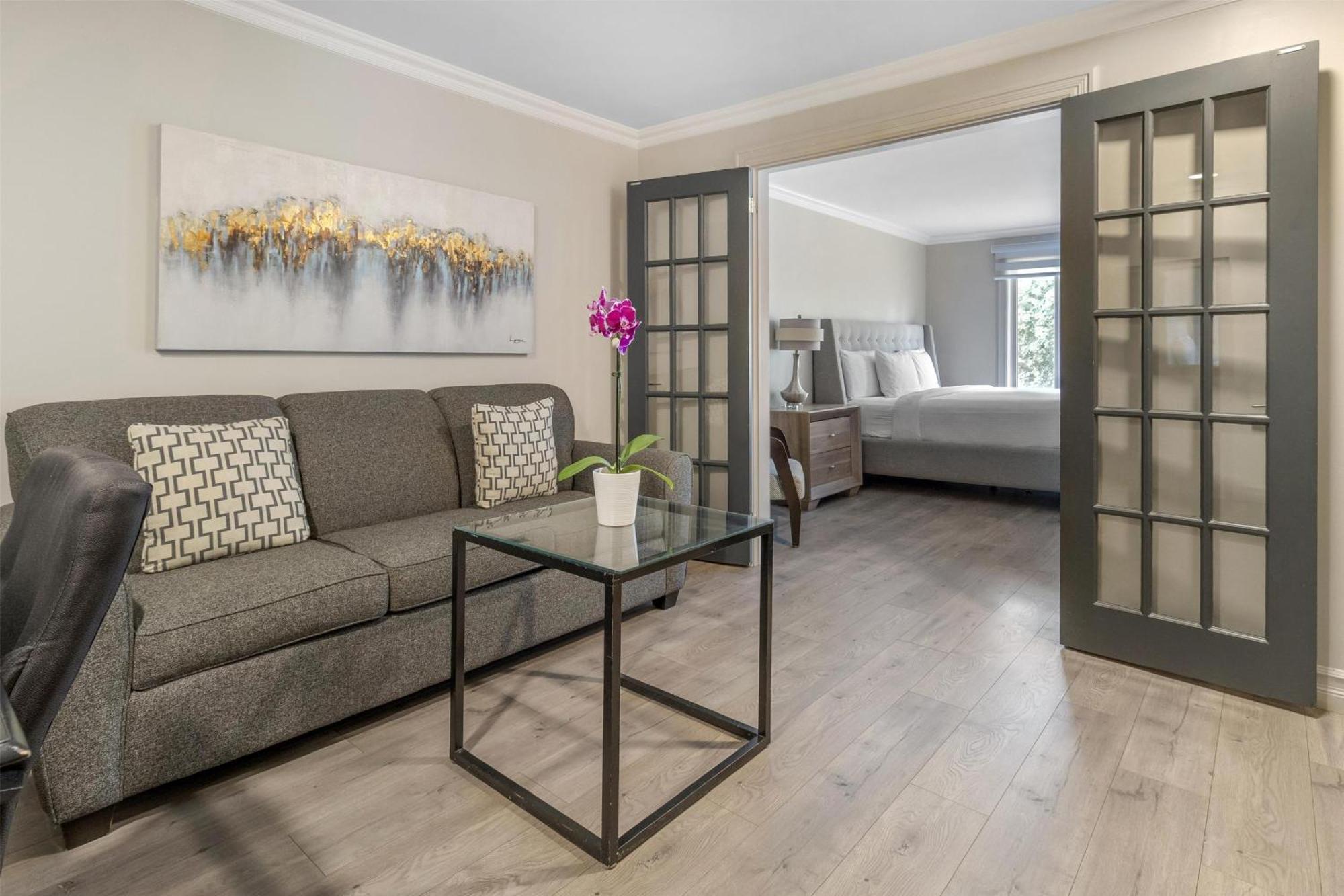 Two-Room King Suite Bath Tub Sofa Bed Disability or Non-Smoking