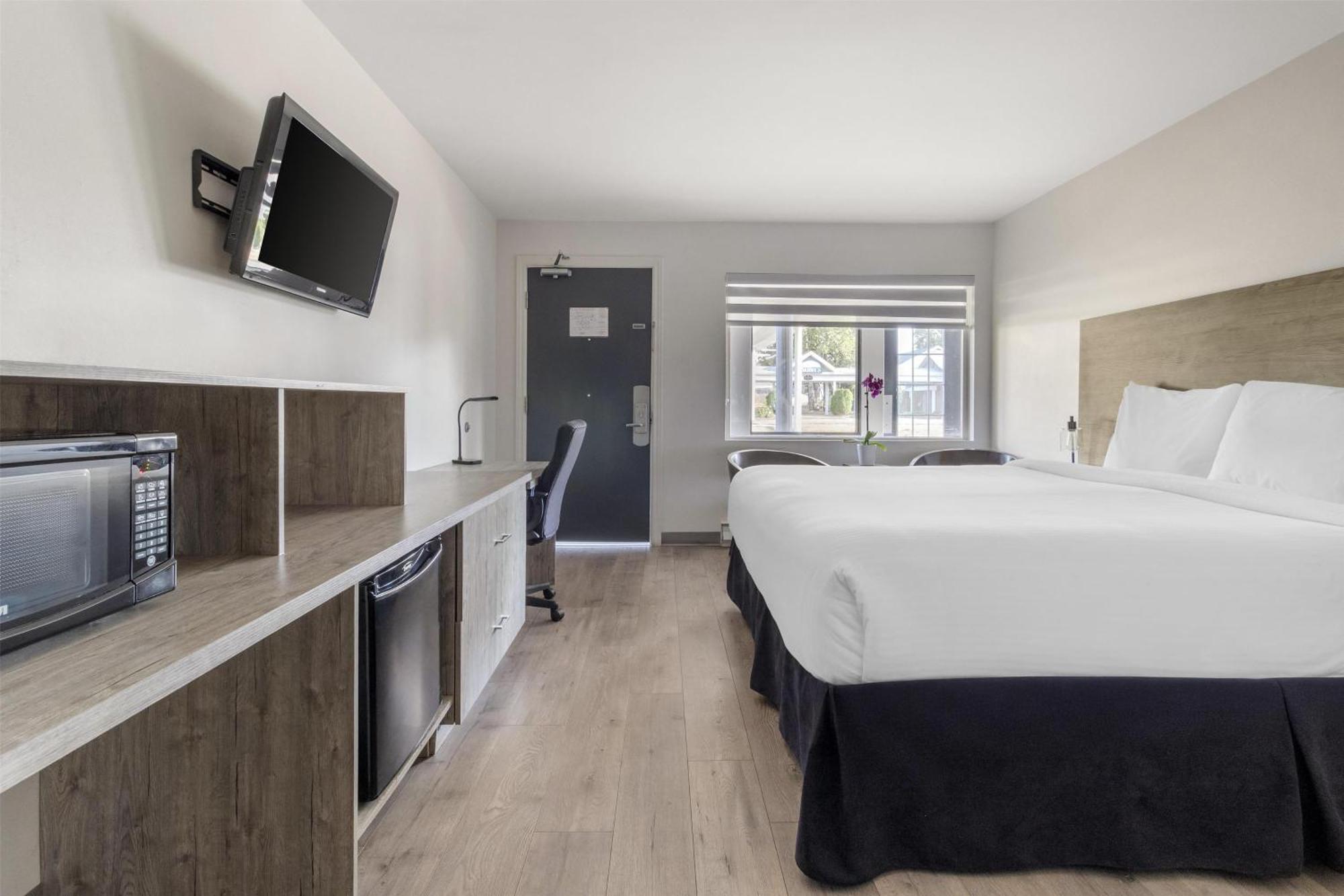 King Room Walk Shower Mobility Access or Non-Smoking