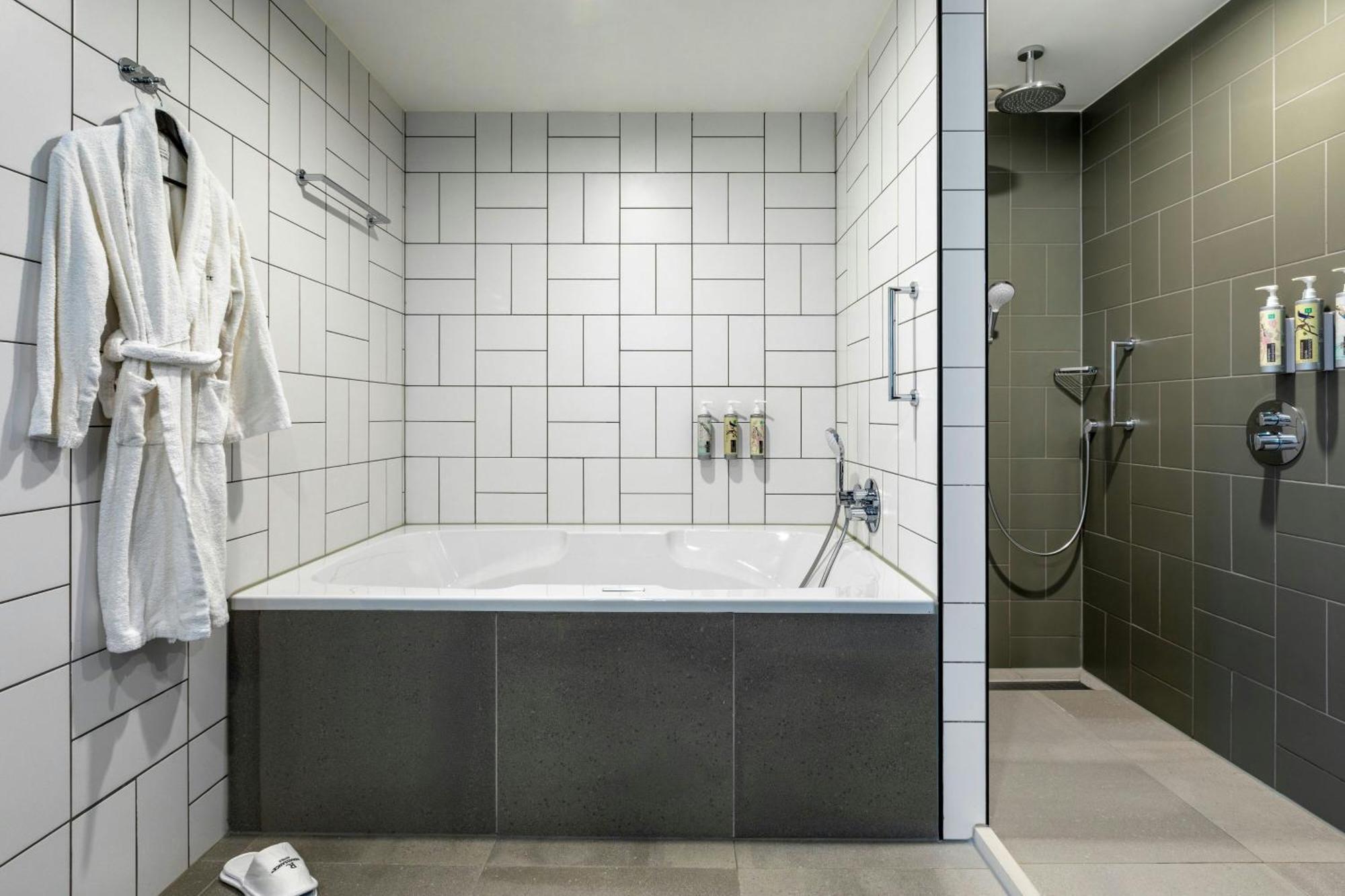One-Bedroom Corner King Suite Whirlpool