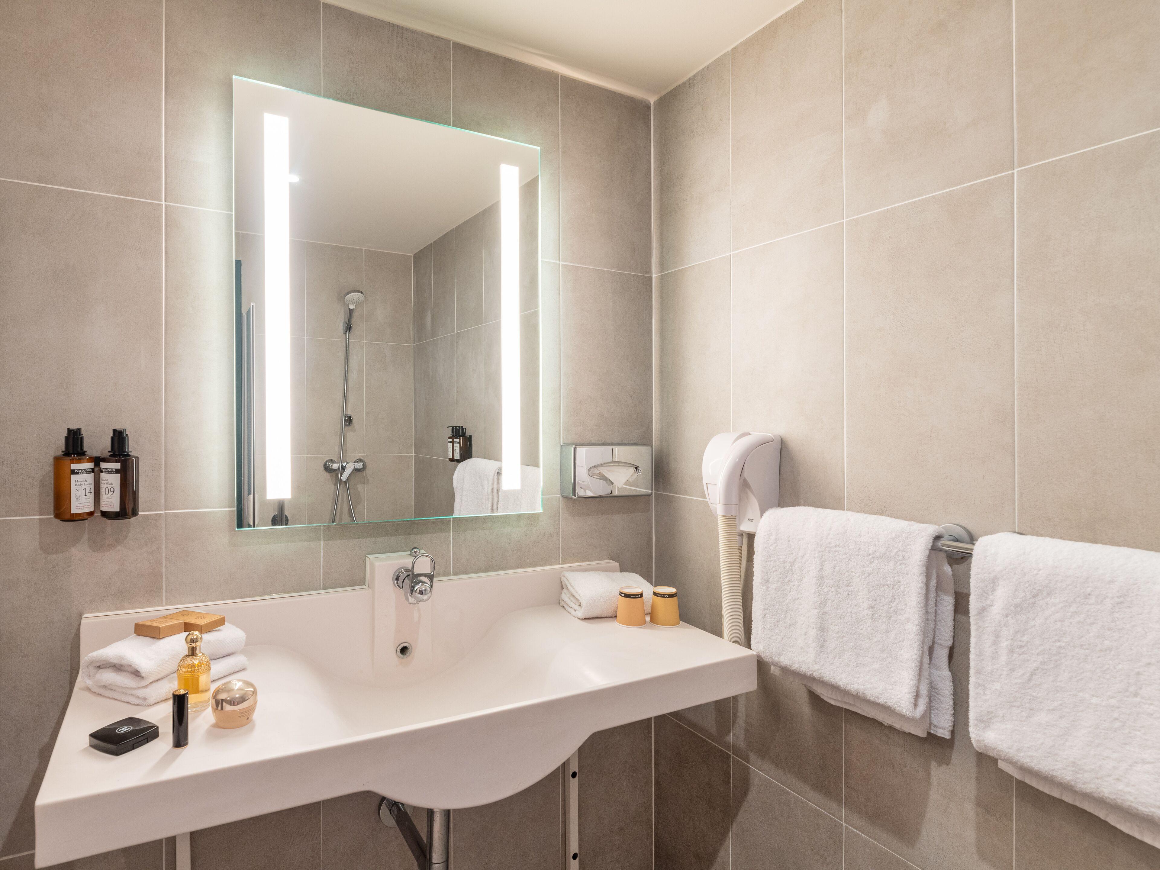 Standaard Kamer - 1 Tweepersoonsbed en Slaapbank voor 1 Persoon