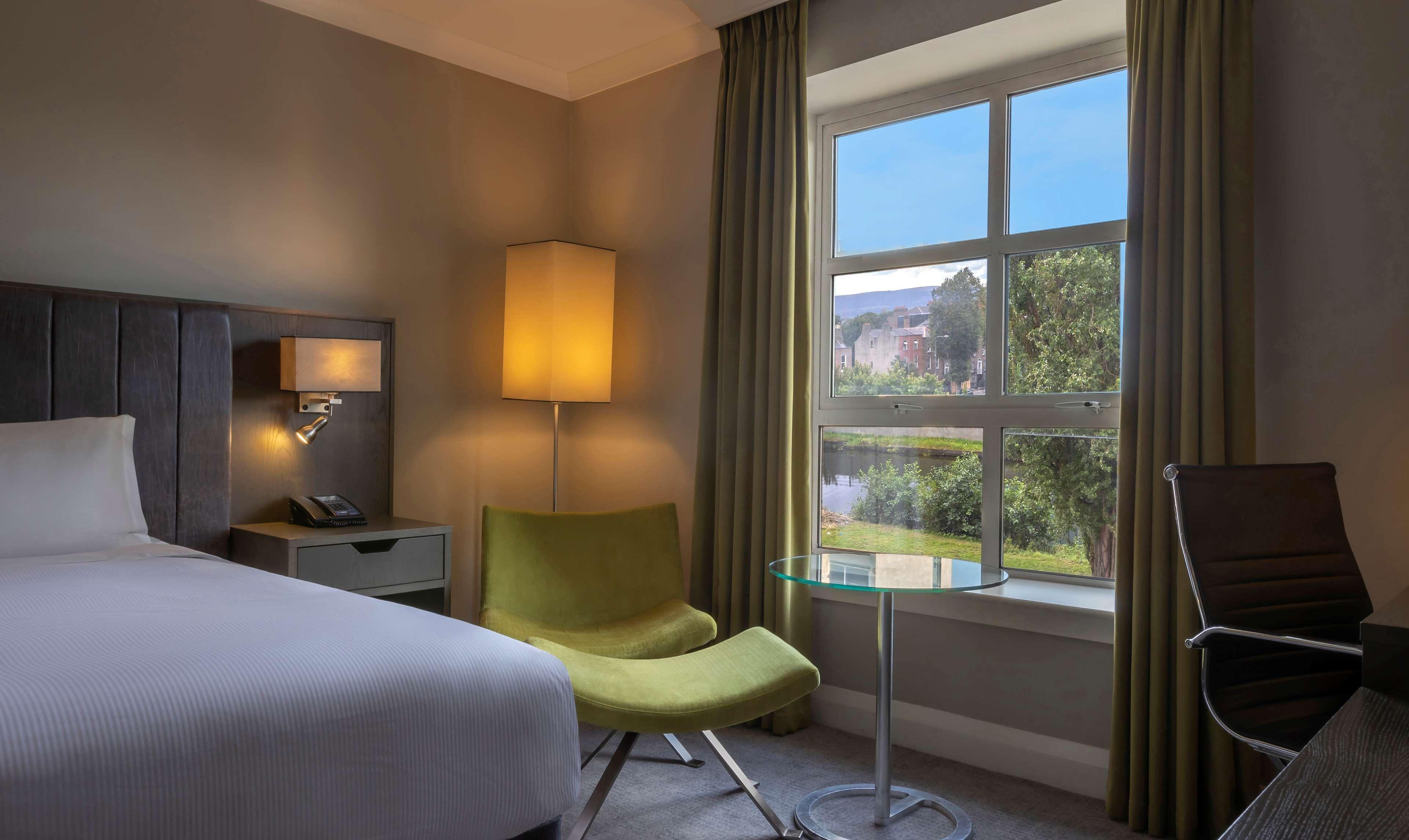 Standard Zimmer mit Queensize-Bett und Kanalblick