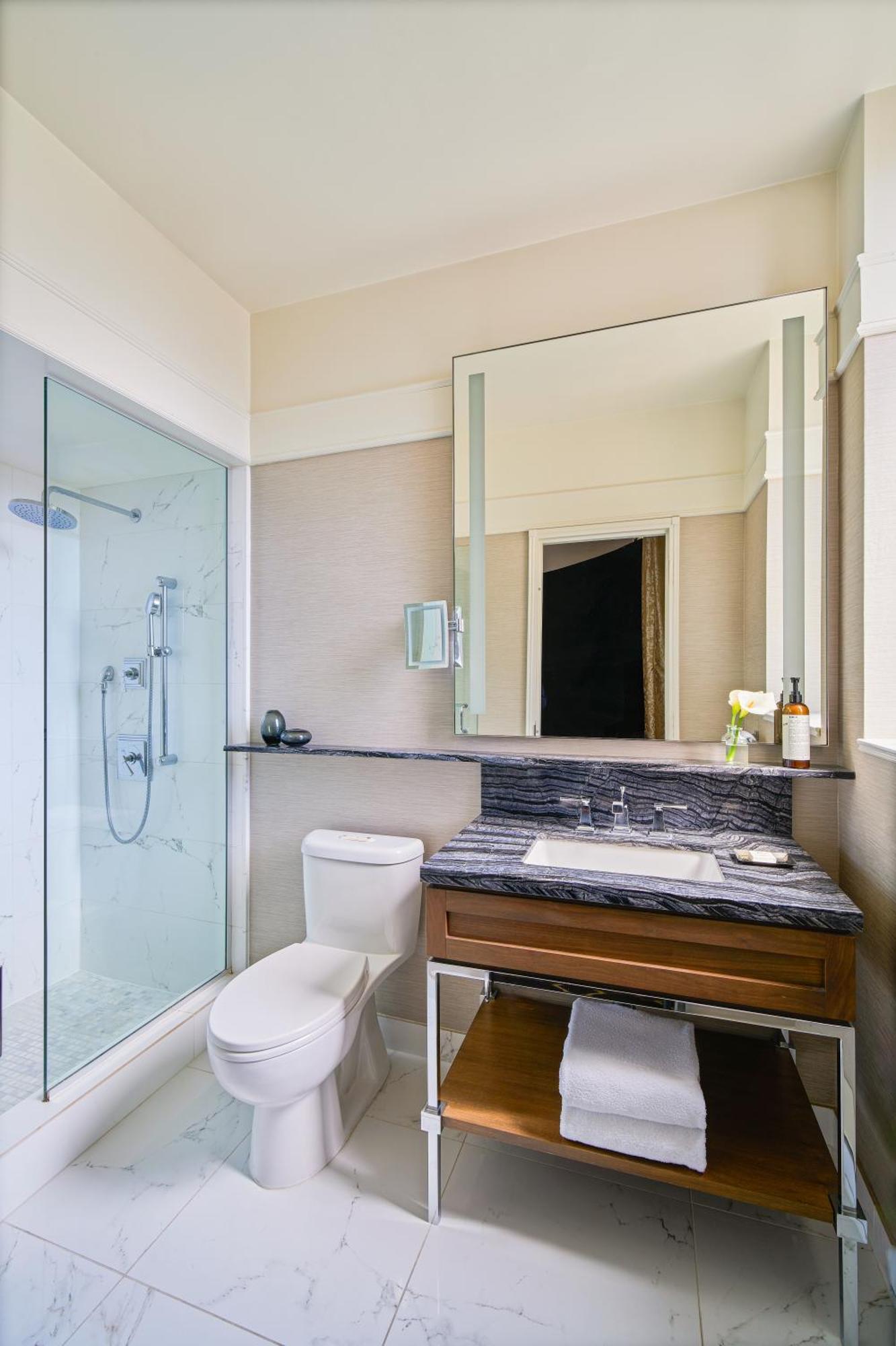 Queen Room City or Courtyard View