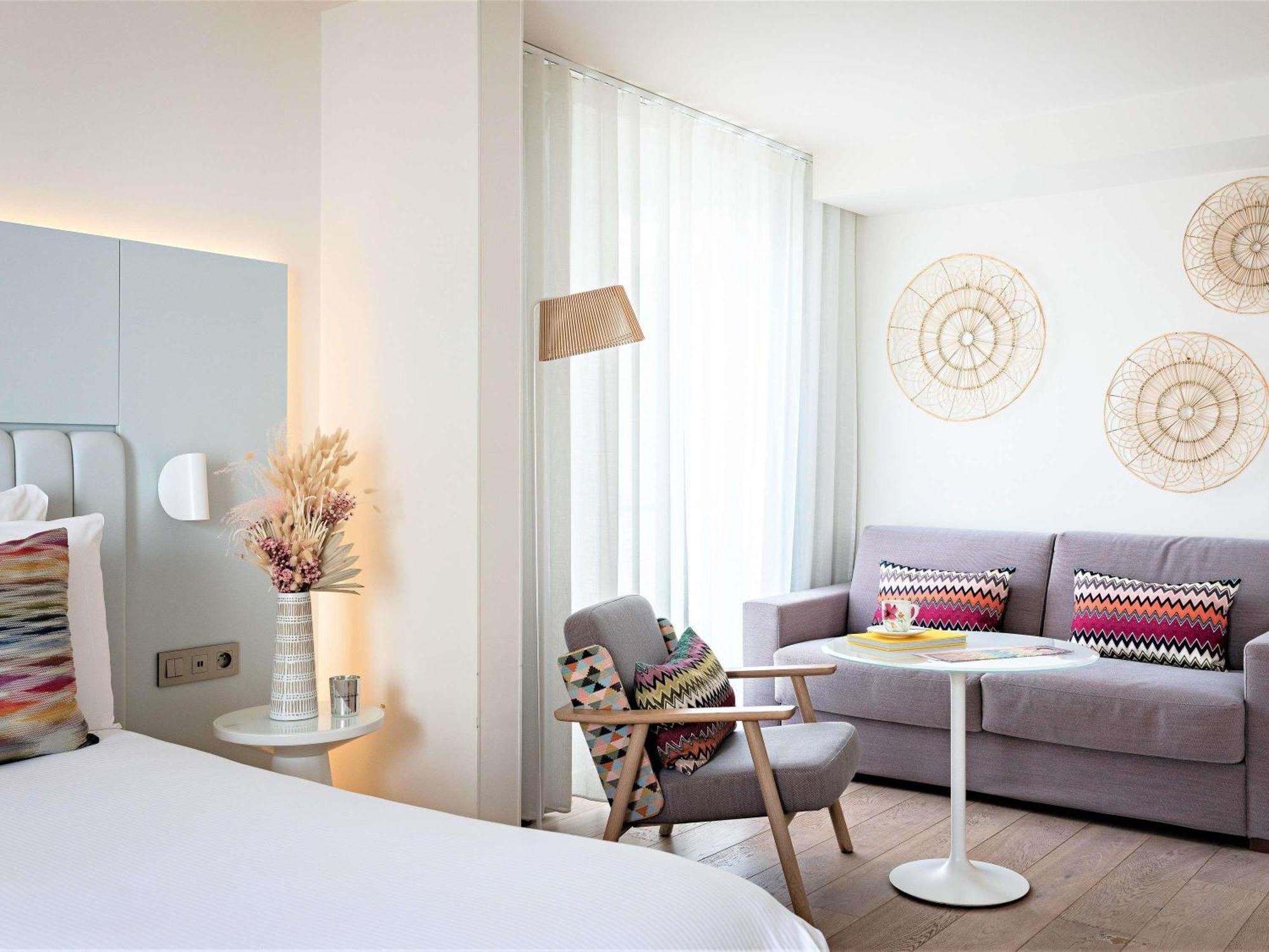 Junior Suite King or Twin Beds Convertible Sofa,1716978212:JPEG