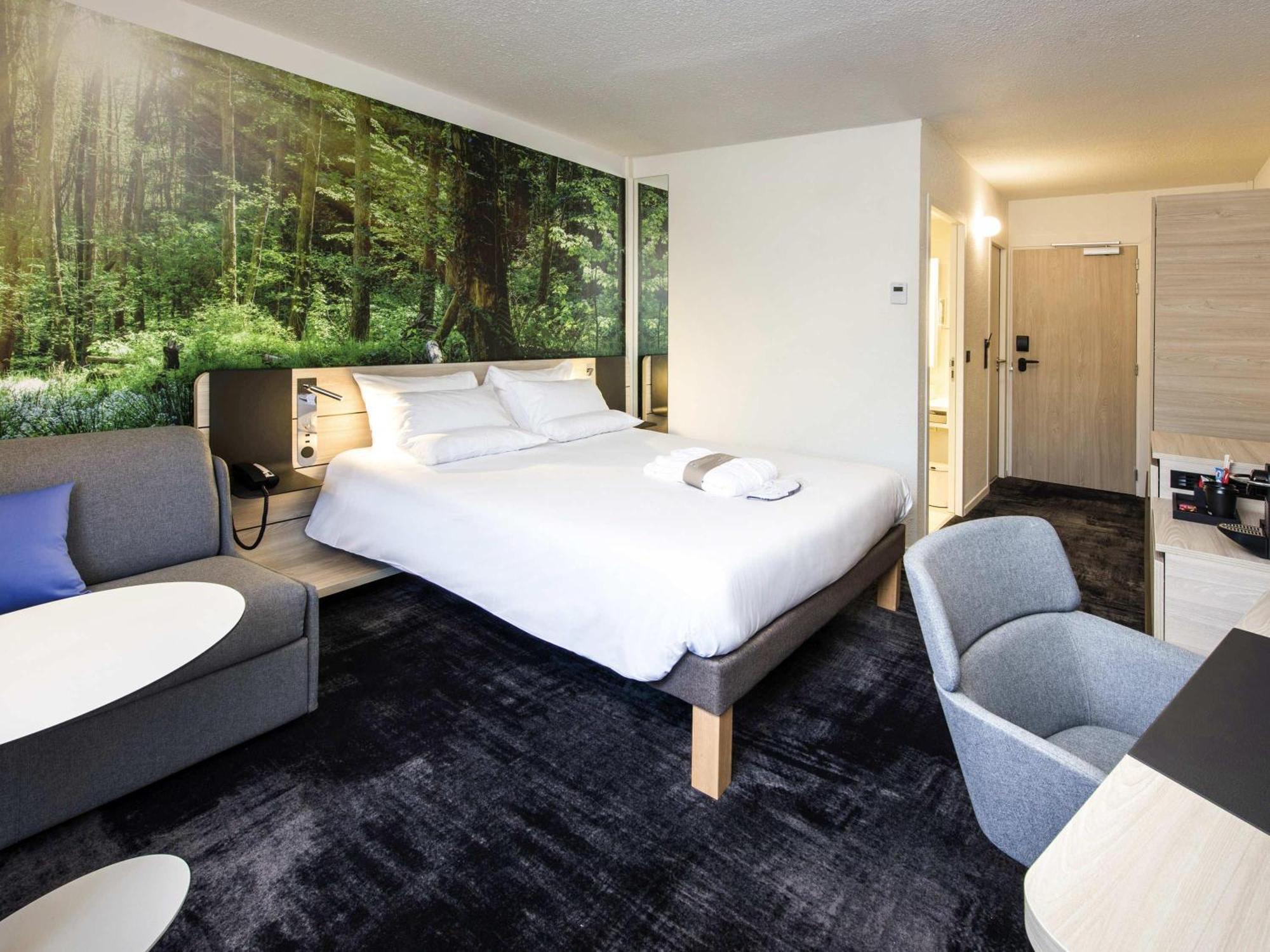 Habitación Superior con cama grande y sofá