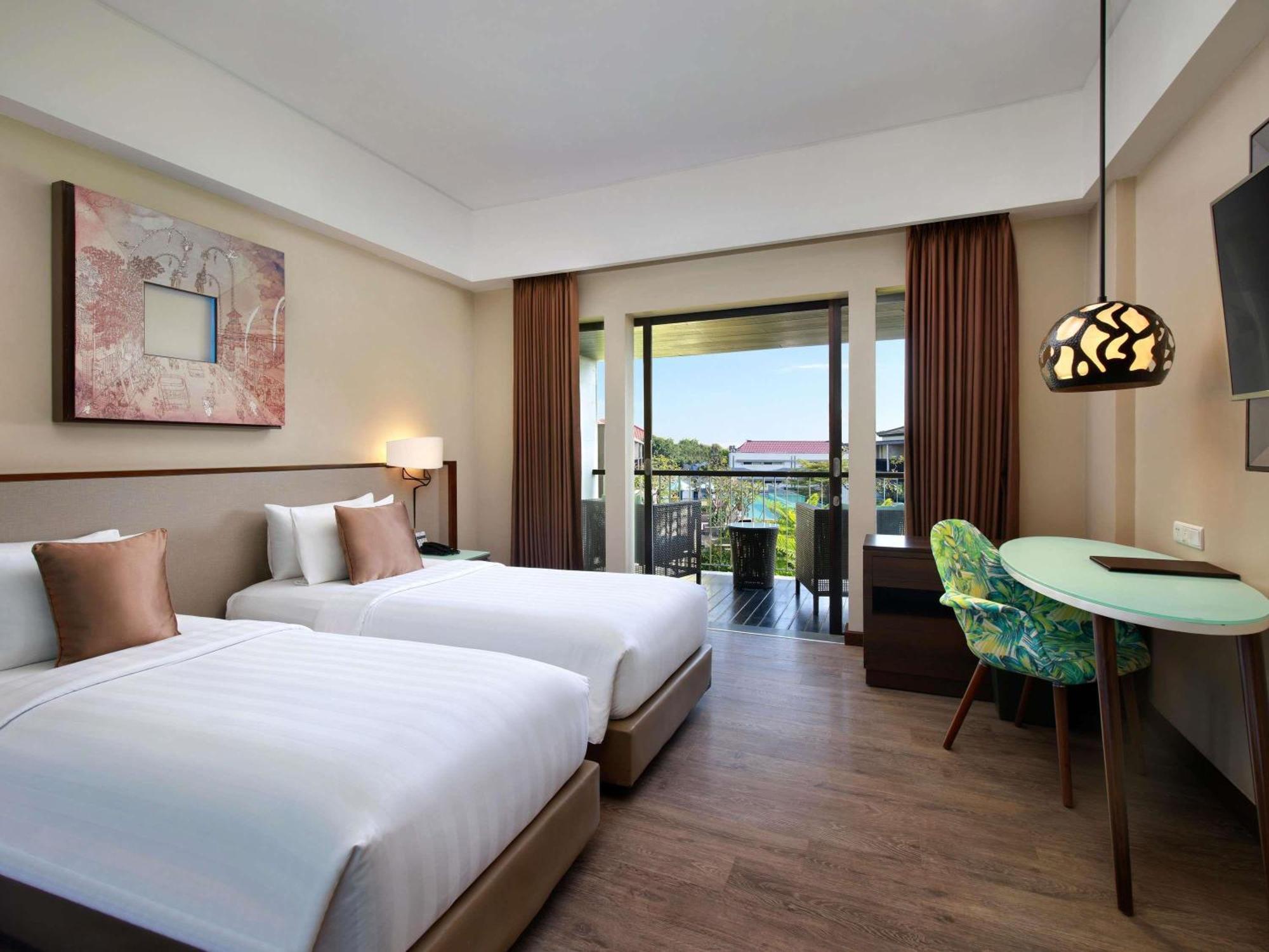 Deluxe Zweibettzimmer mit Balkon und Poolblick