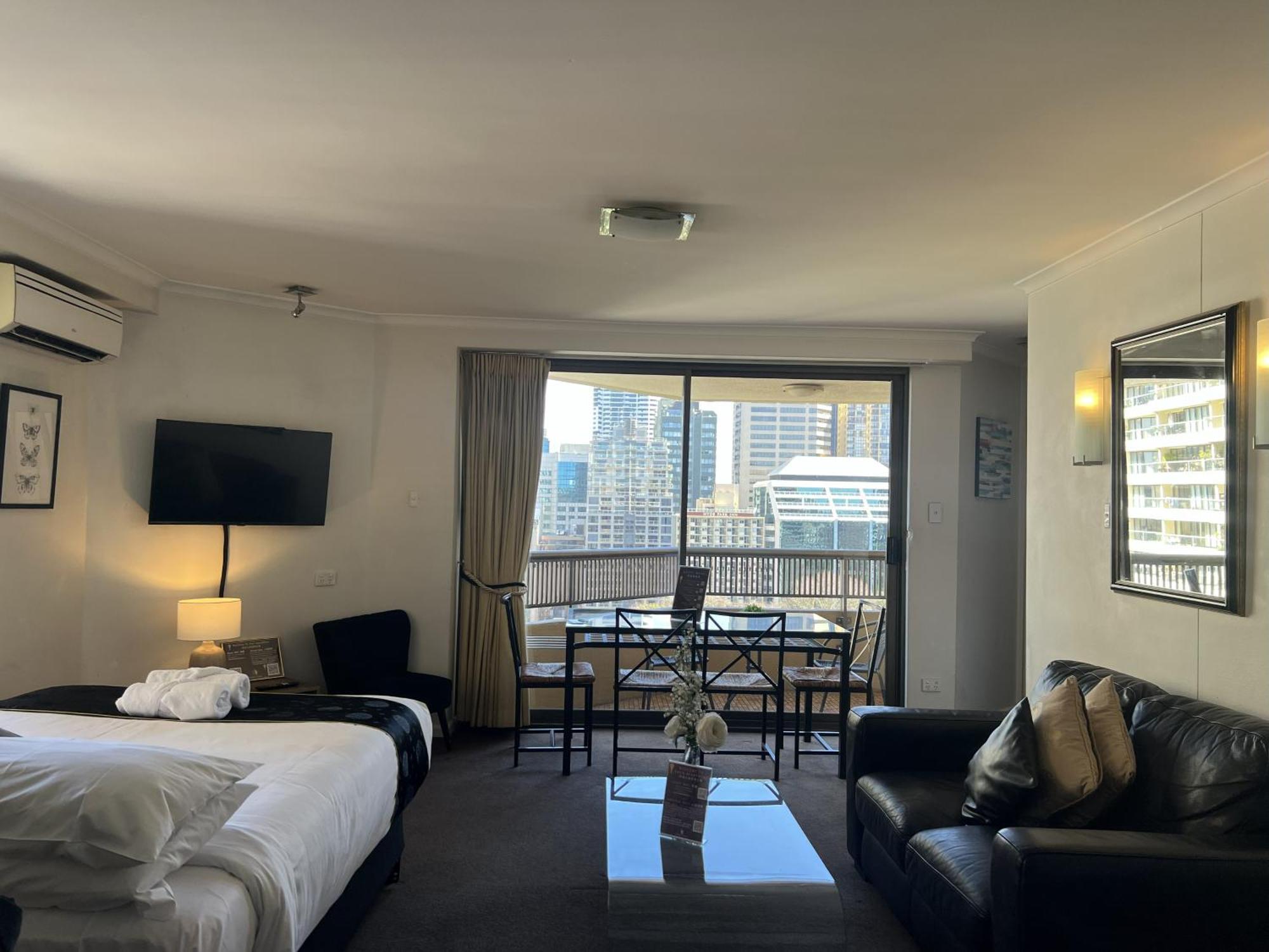 Superior One-Bedroom Apartment Balcony Hyde Park View