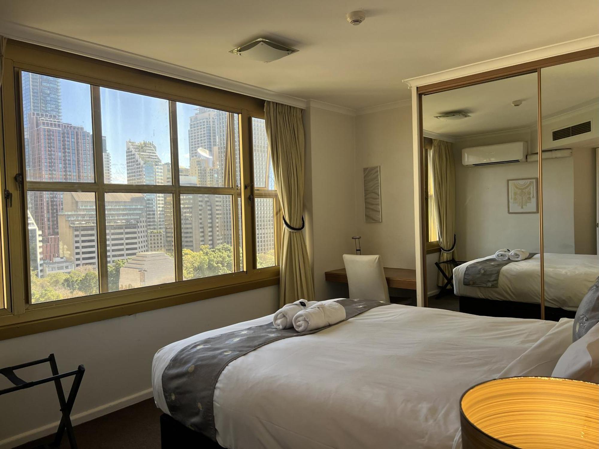 Superior One-Bedroom Apartment Balcony Hyde Park View