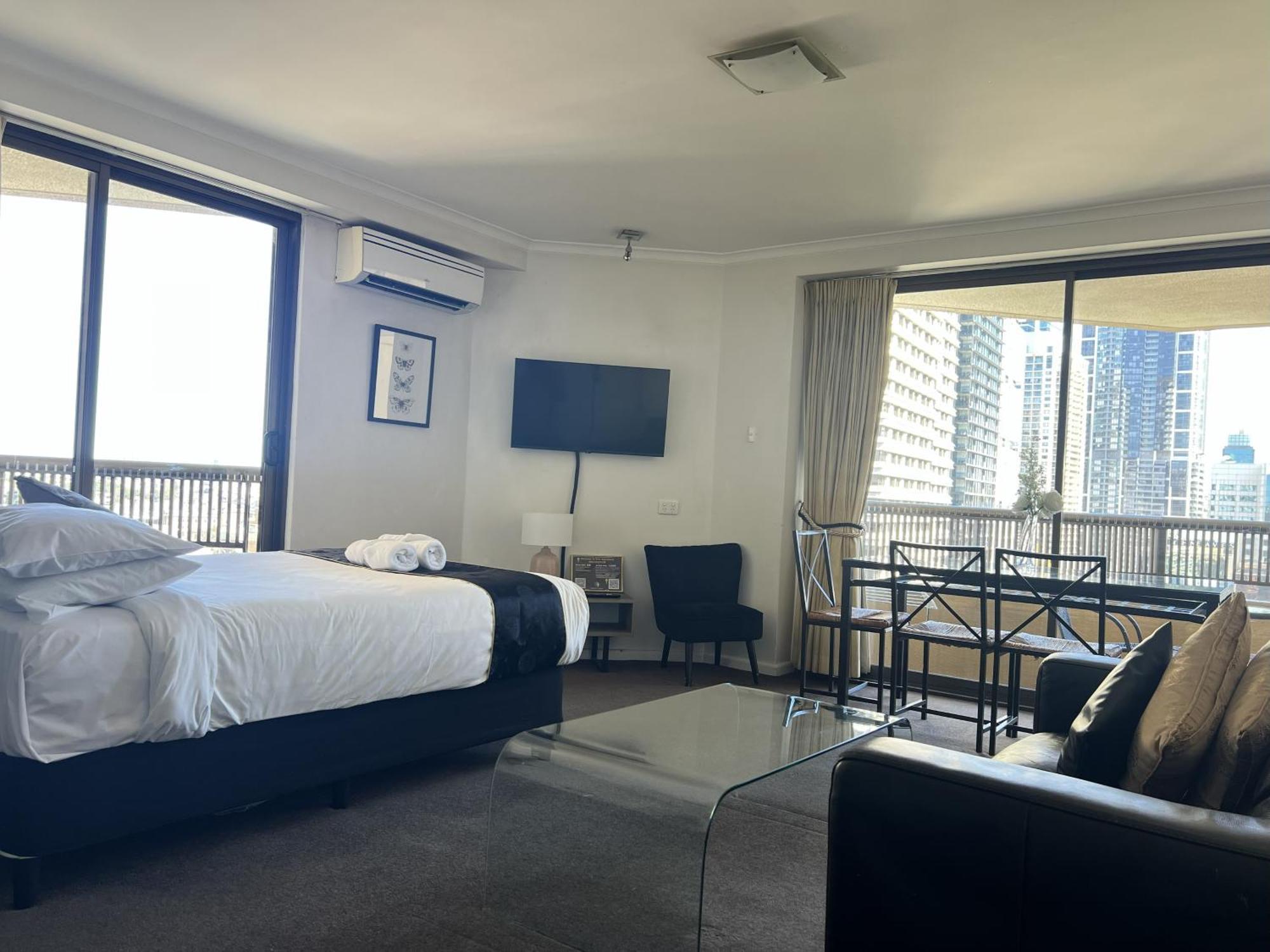 Superior One-Bedroom Apartment Balcony Hyde Park View