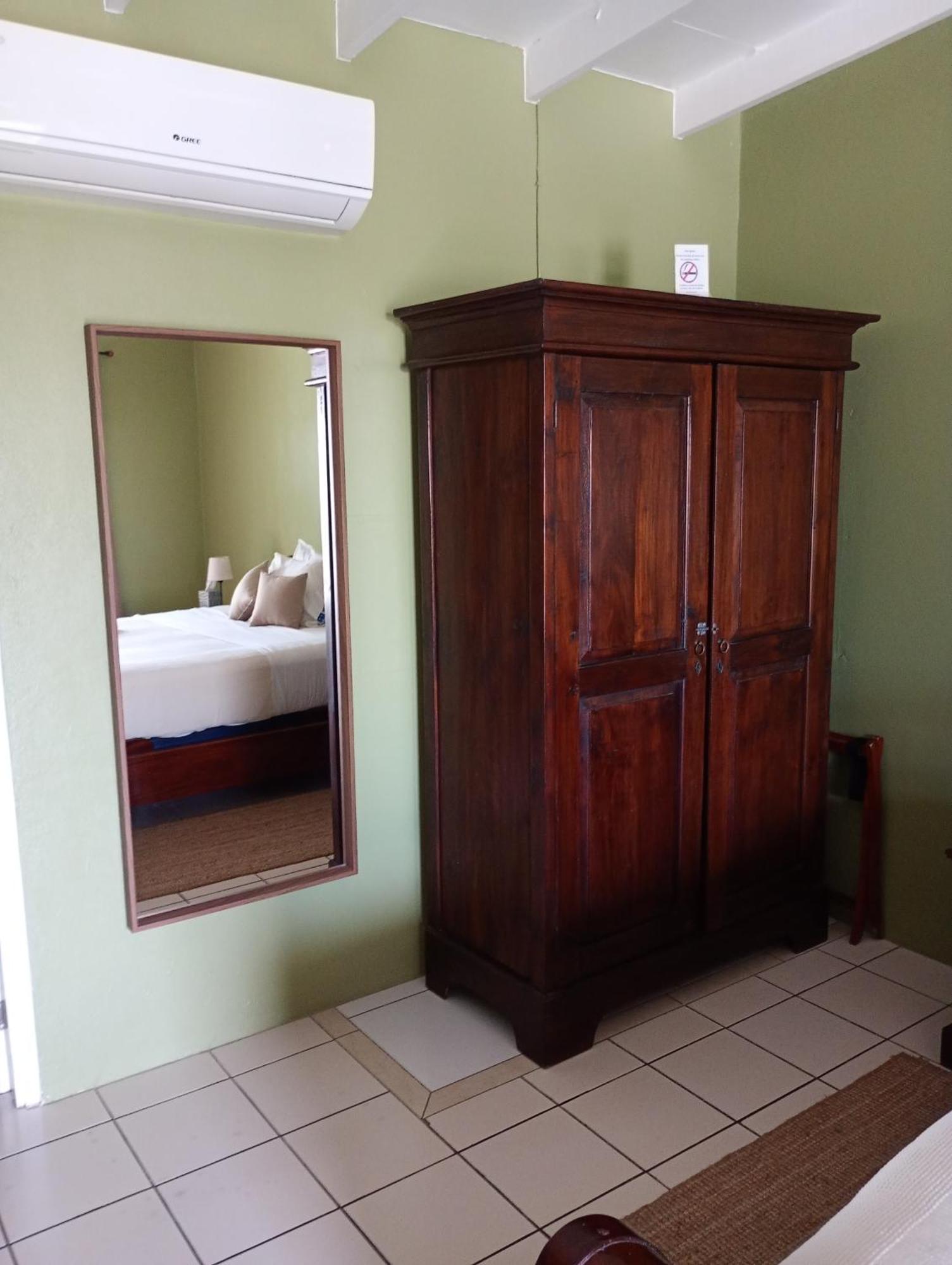 Kamer met Kingsize Bed en Uitzicht op de Tuin