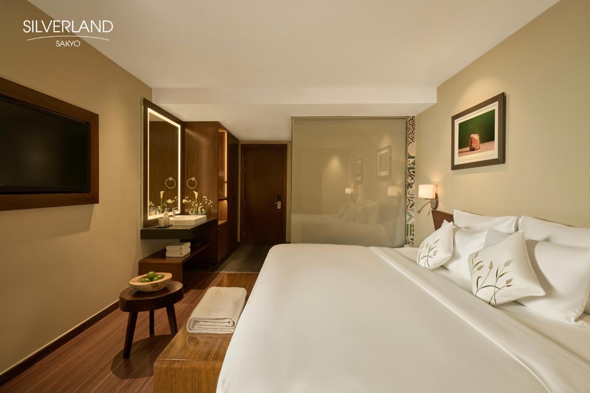 Symphony Deluxe Double or Twin – Corridor View