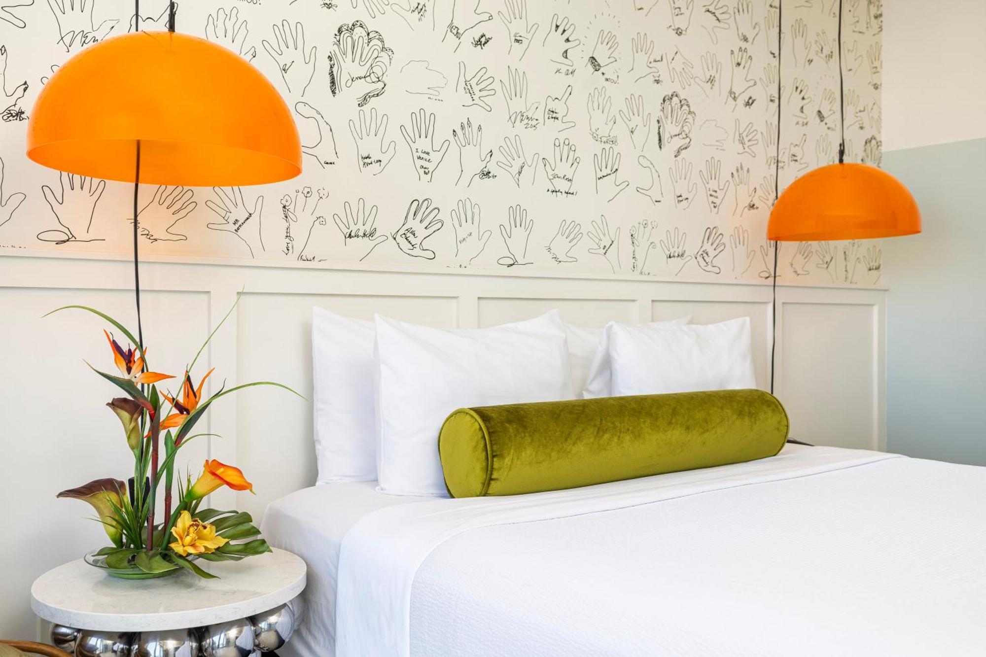 Zimmer mit Kingsize-Bett und Stadtblick