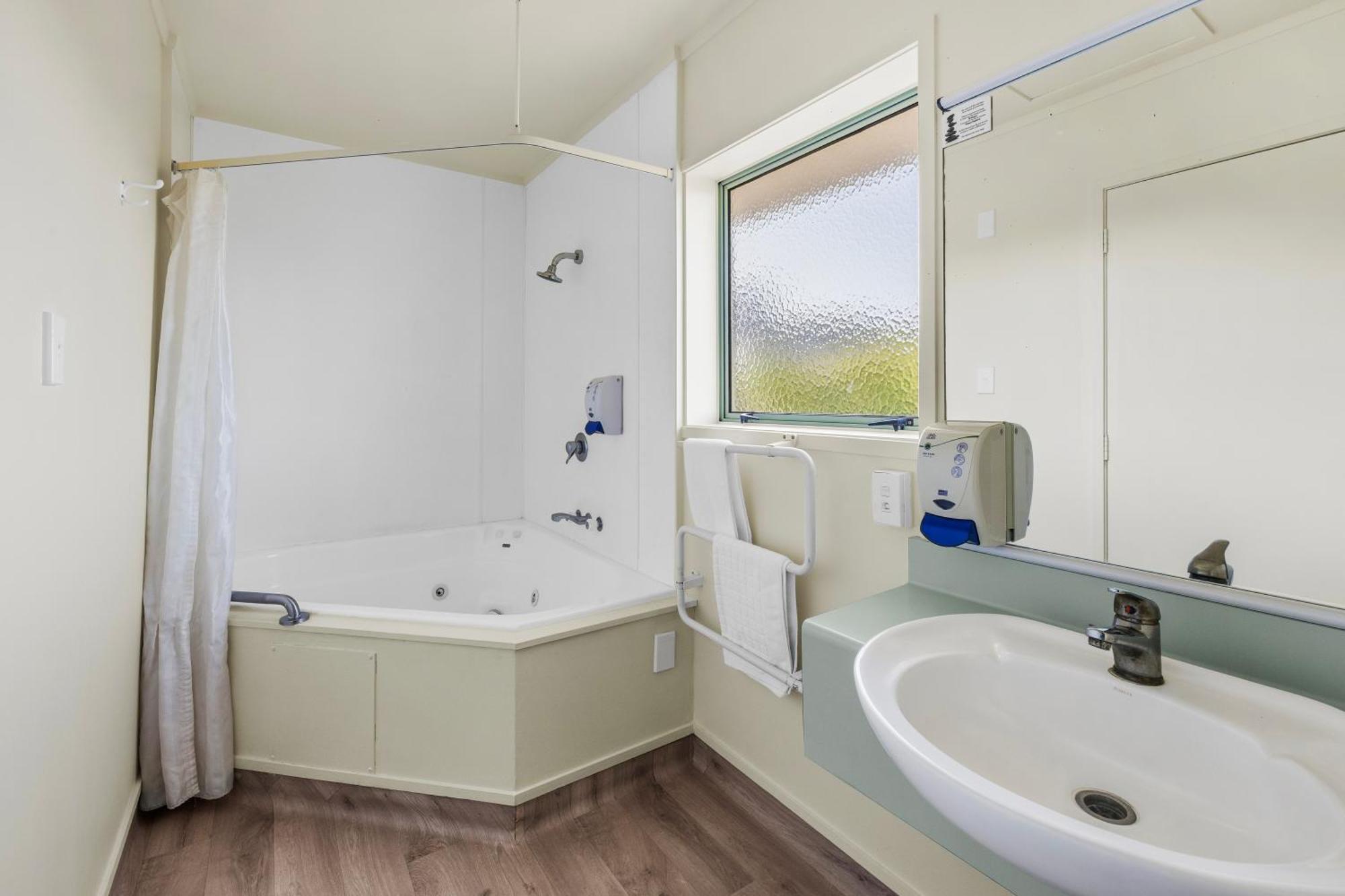 Studio Spa Bath