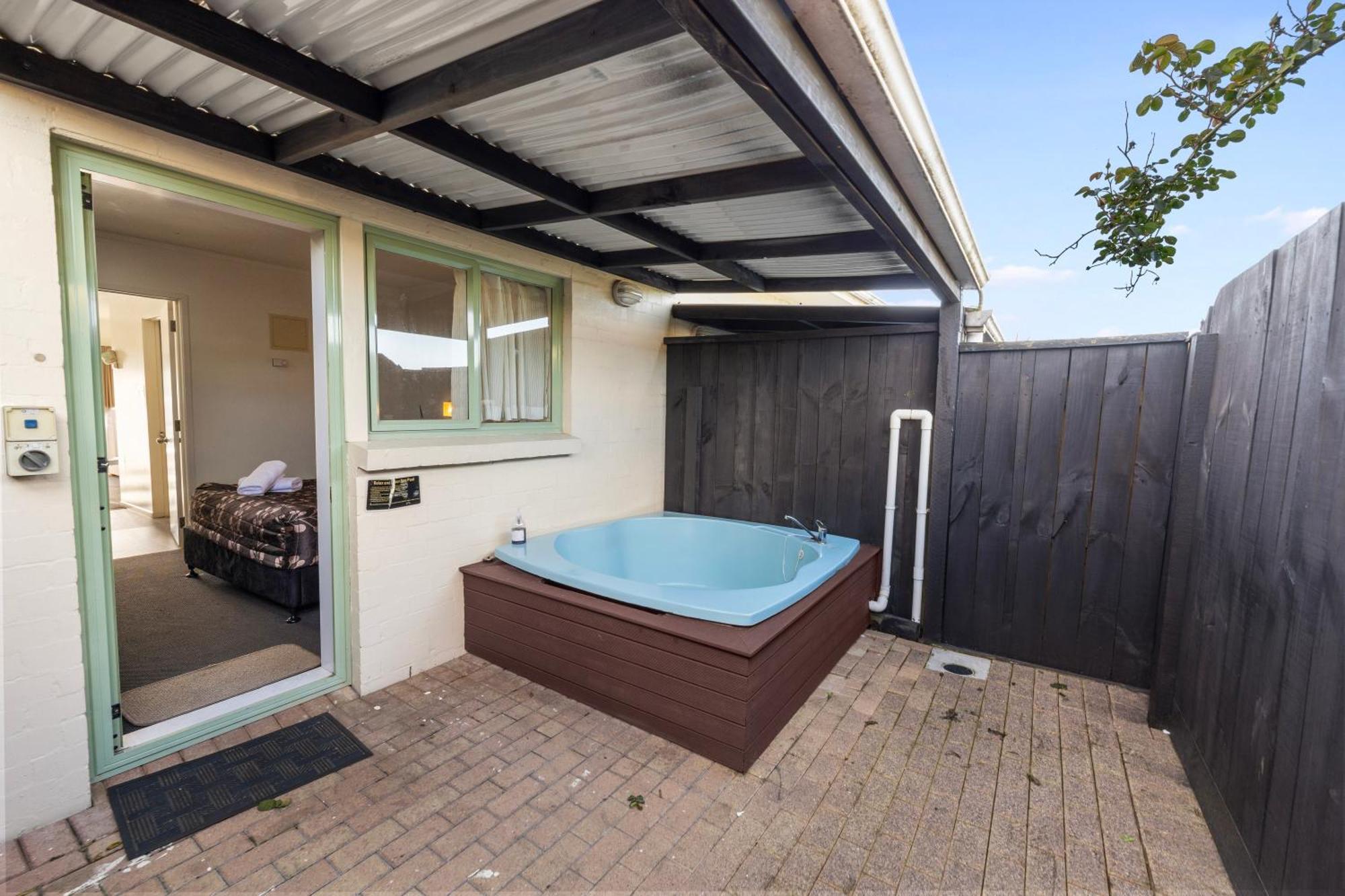 One-Bedroom Apartment Hot Tub