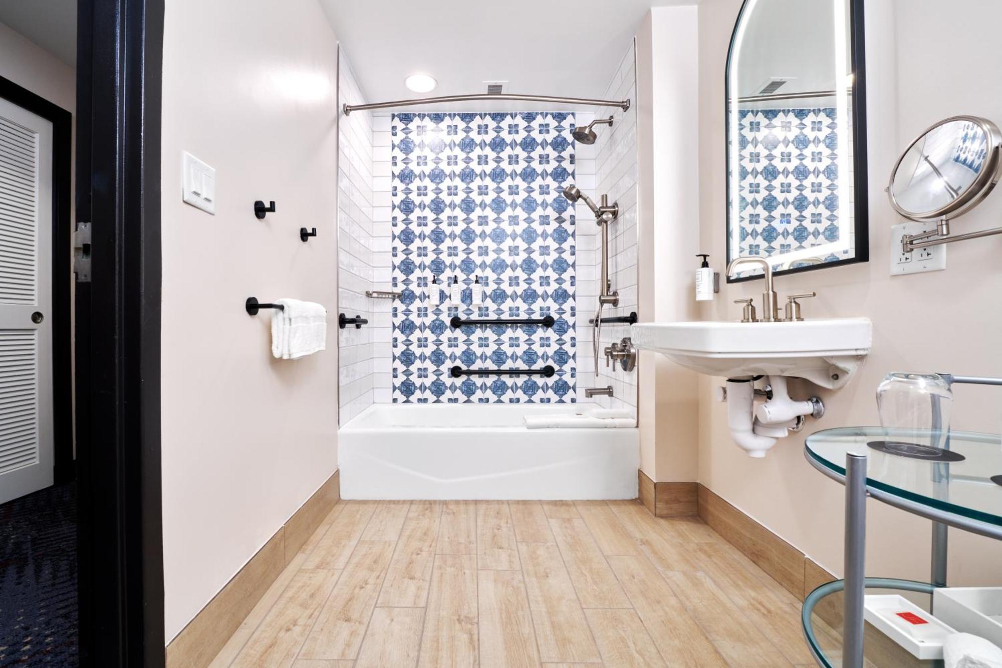 Mobility Accessible Garden View 2 Queen Room Includes ^ Universal Express Unlimited